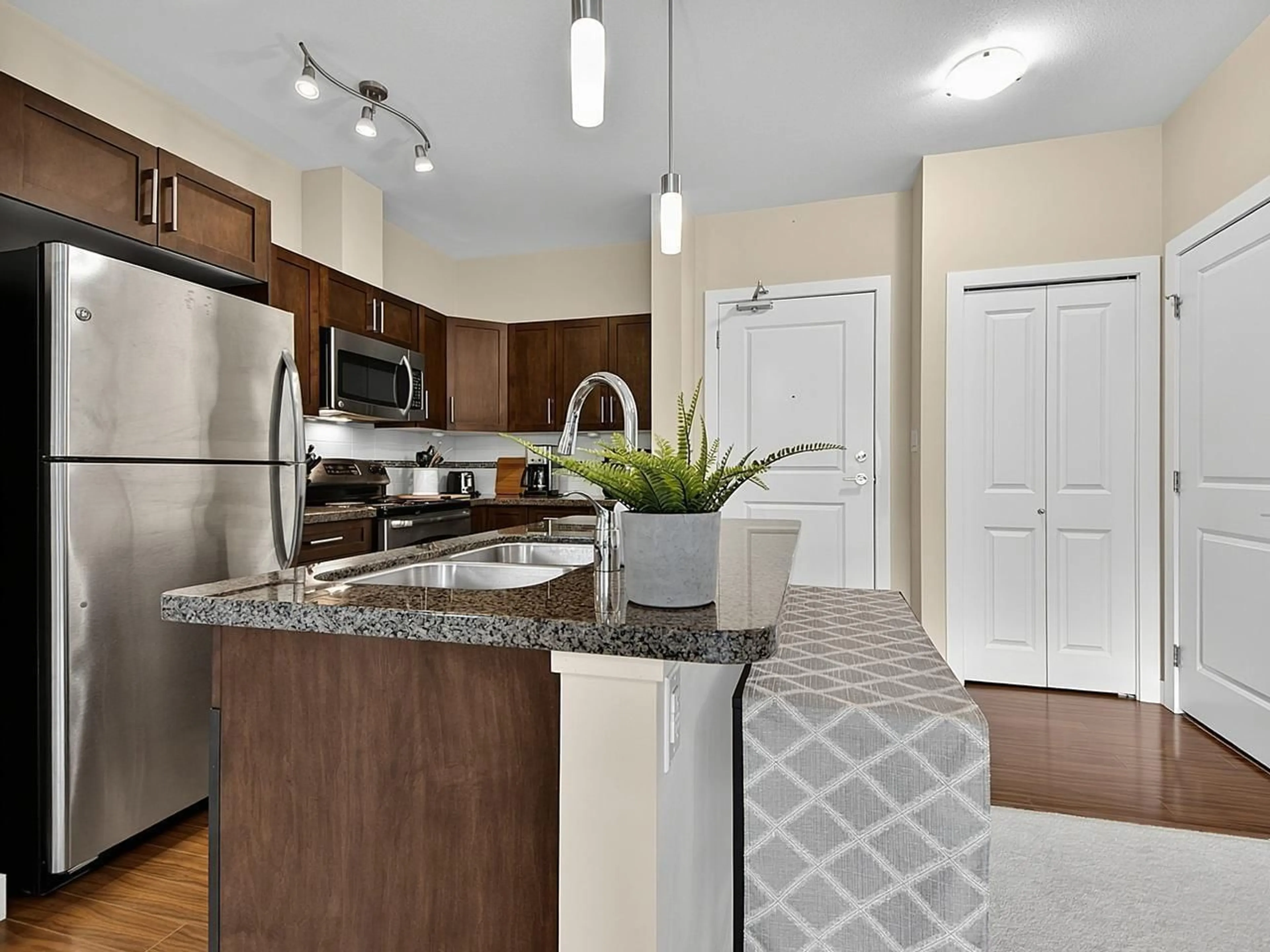 Open concept kitchen, unknown for 404 - 33898 PINE STREET, Abbotsford British Columbia V2S2P3
