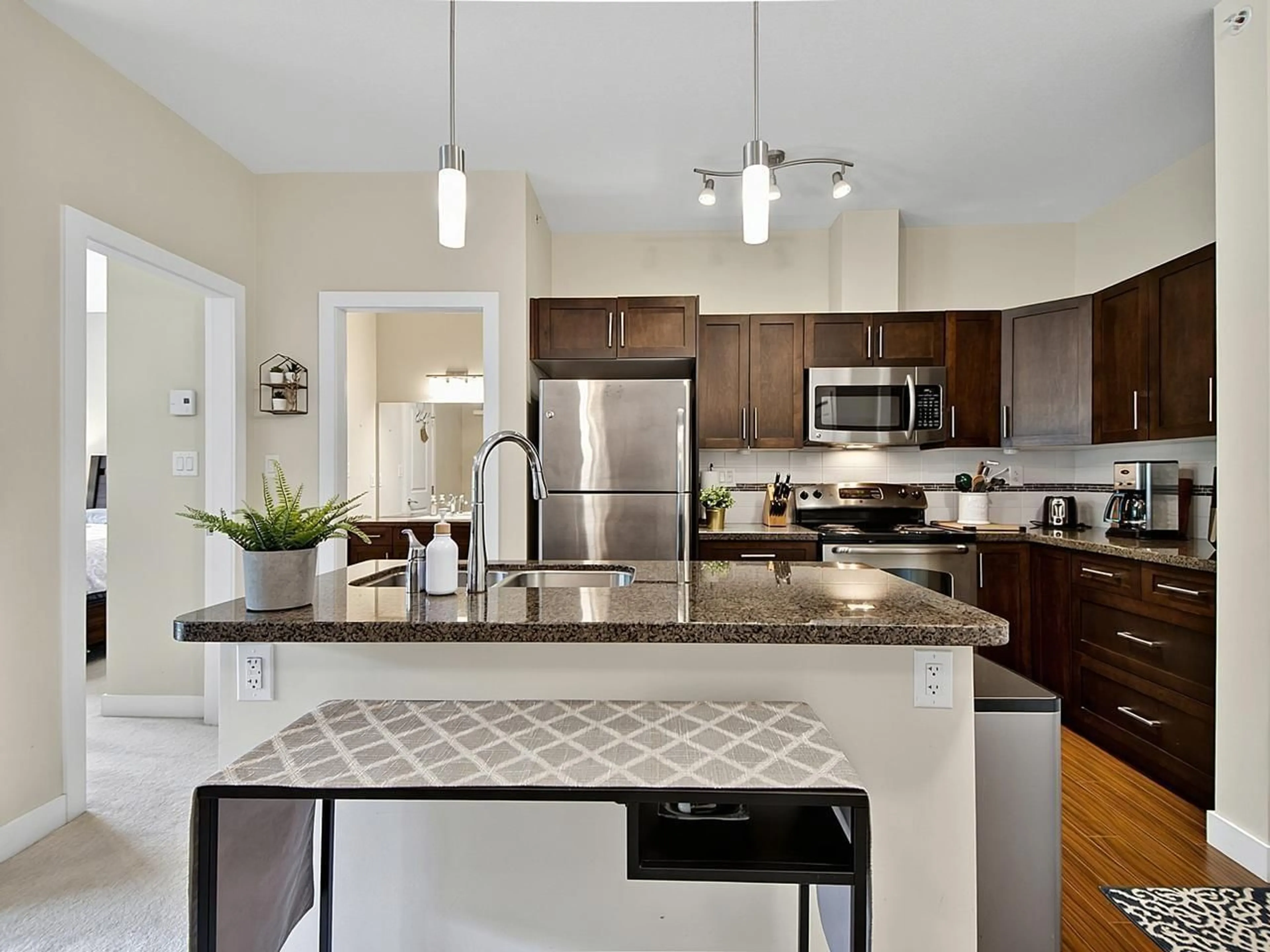 Open concept kitchen, ceramic/tile floor for 404 - 33898 PINE STREET, Abbotsford British Columbia V2S2P3