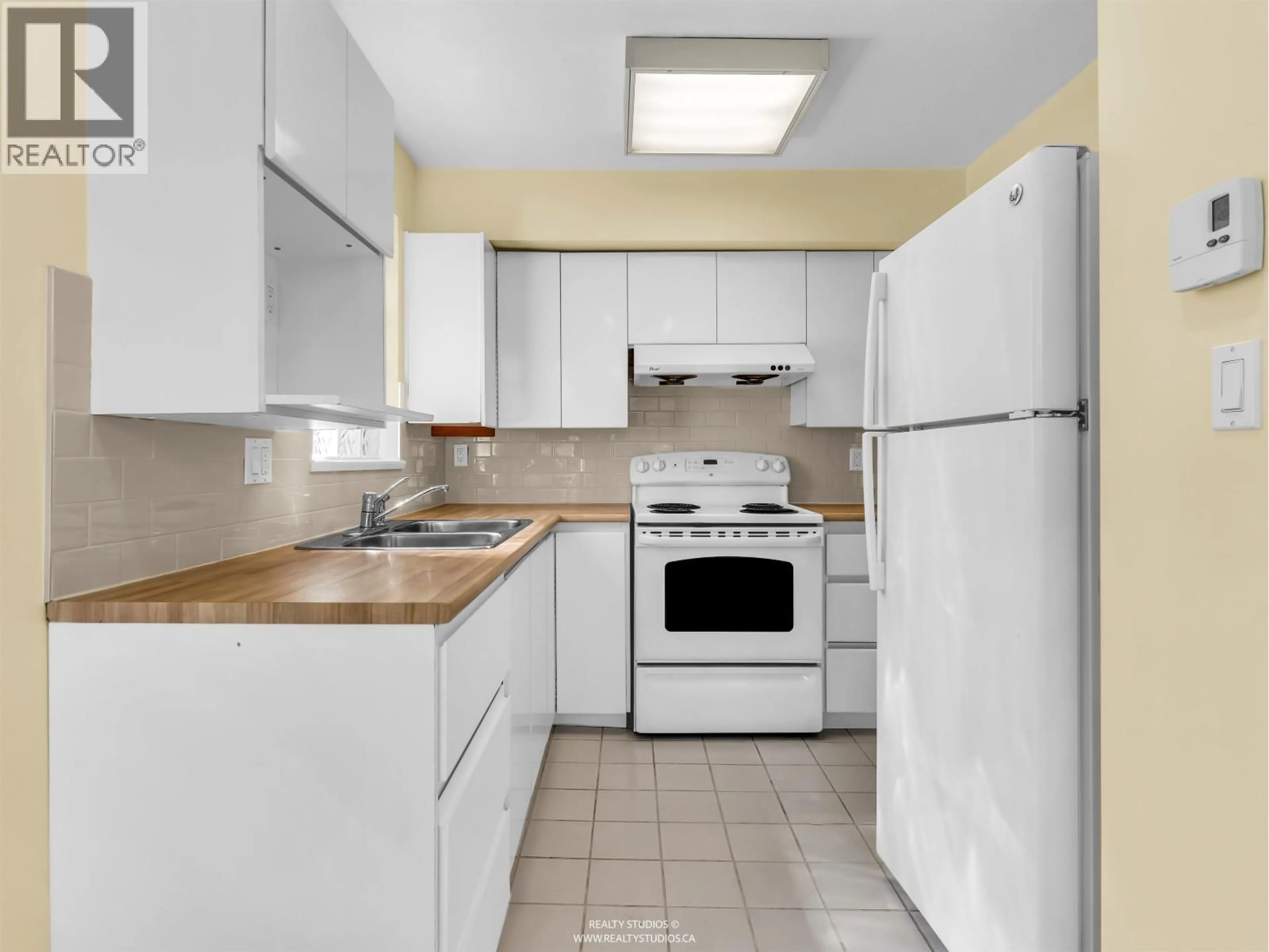 Standard kitchen, unknown for 204 - 876 16TH AVENUE, Vancouver British Columbia V5Z1T1