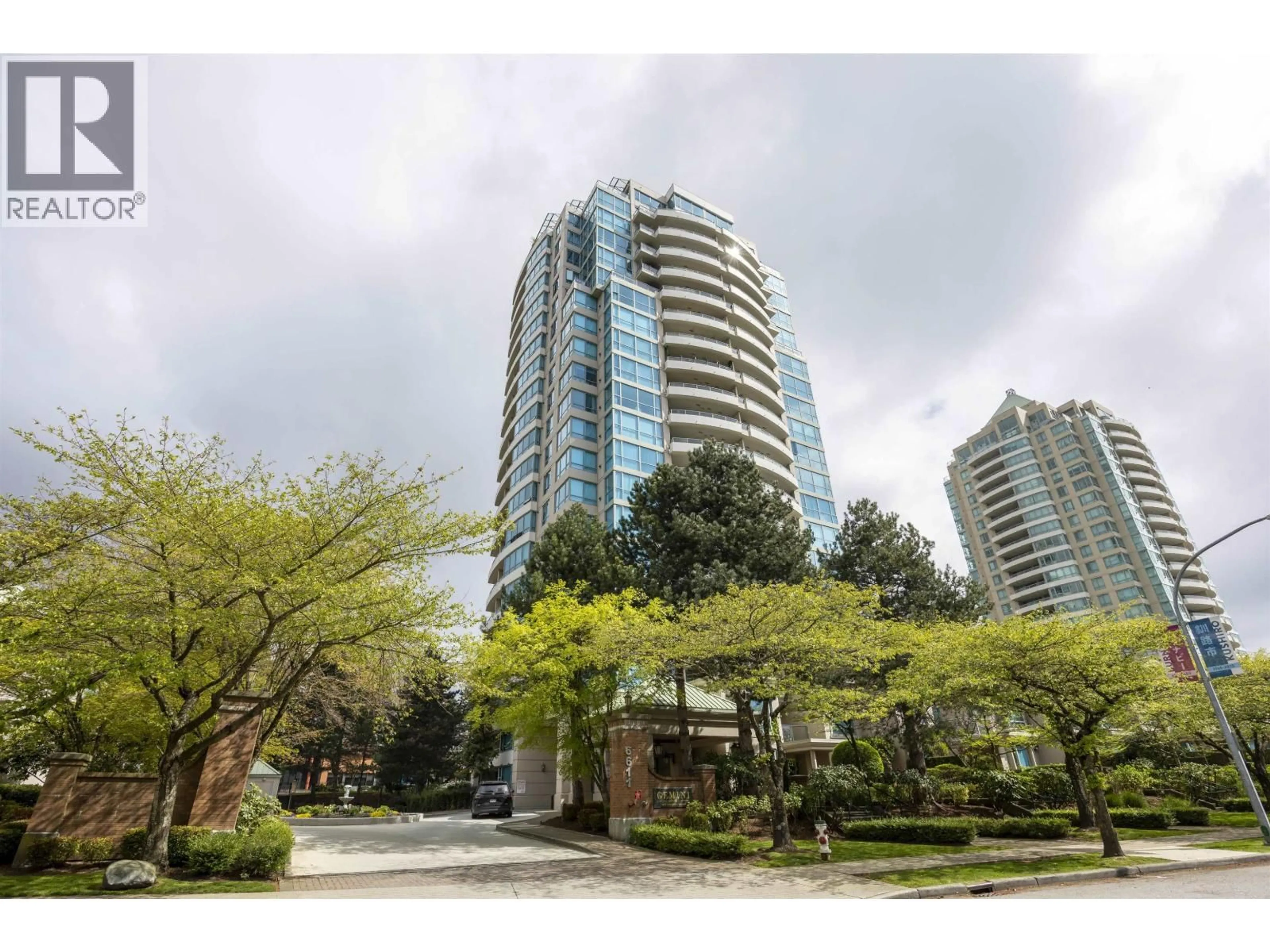 Indoor foyer for 501 - 6611 SOUTHOAKS CRESCENT, Burnaby British Columbia V5E4L5