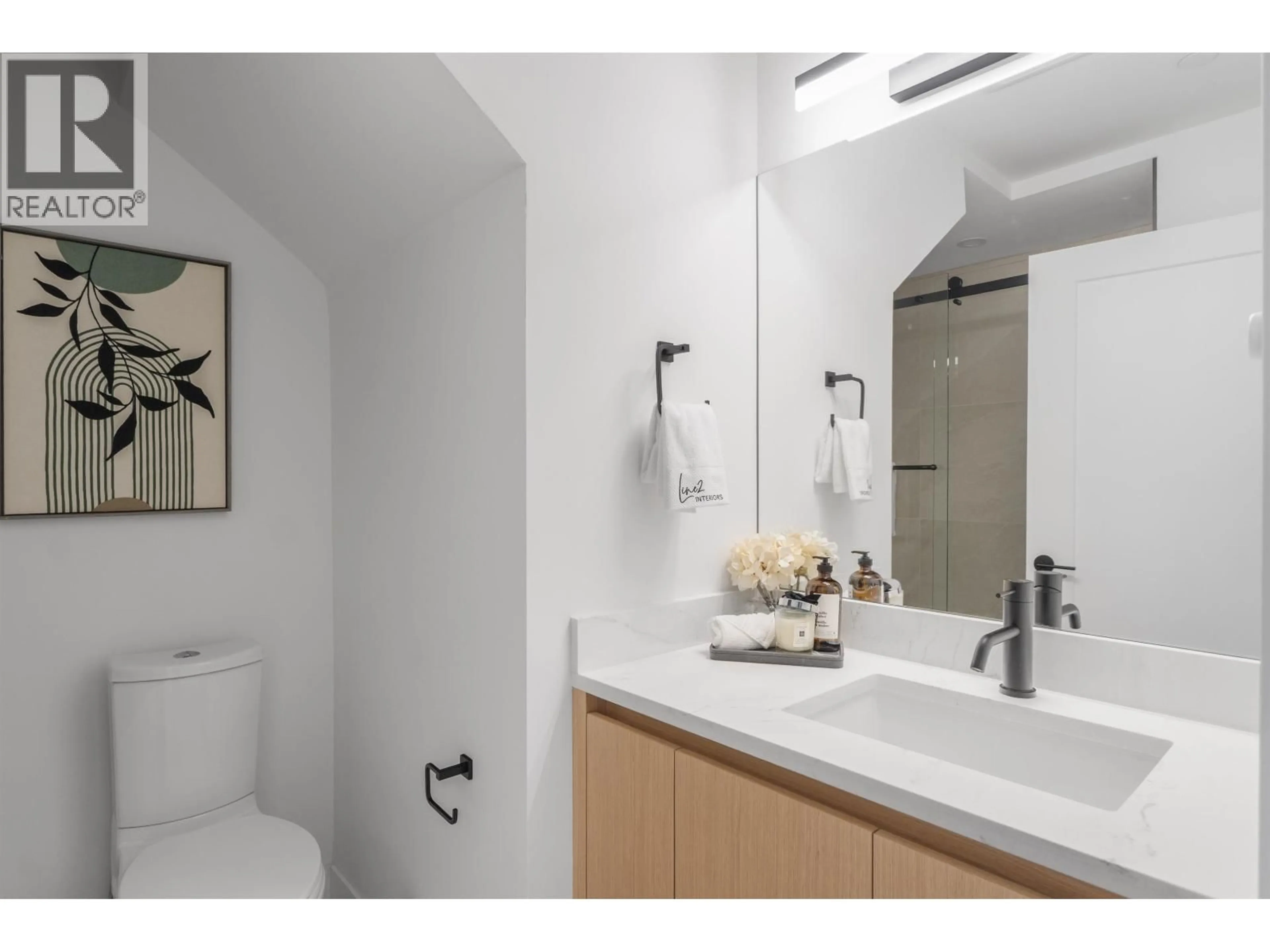 Standard bathroom, ceramic/tile floor for 1012 52ND AVENUE, Vancouver British Columbia V6P1H5
