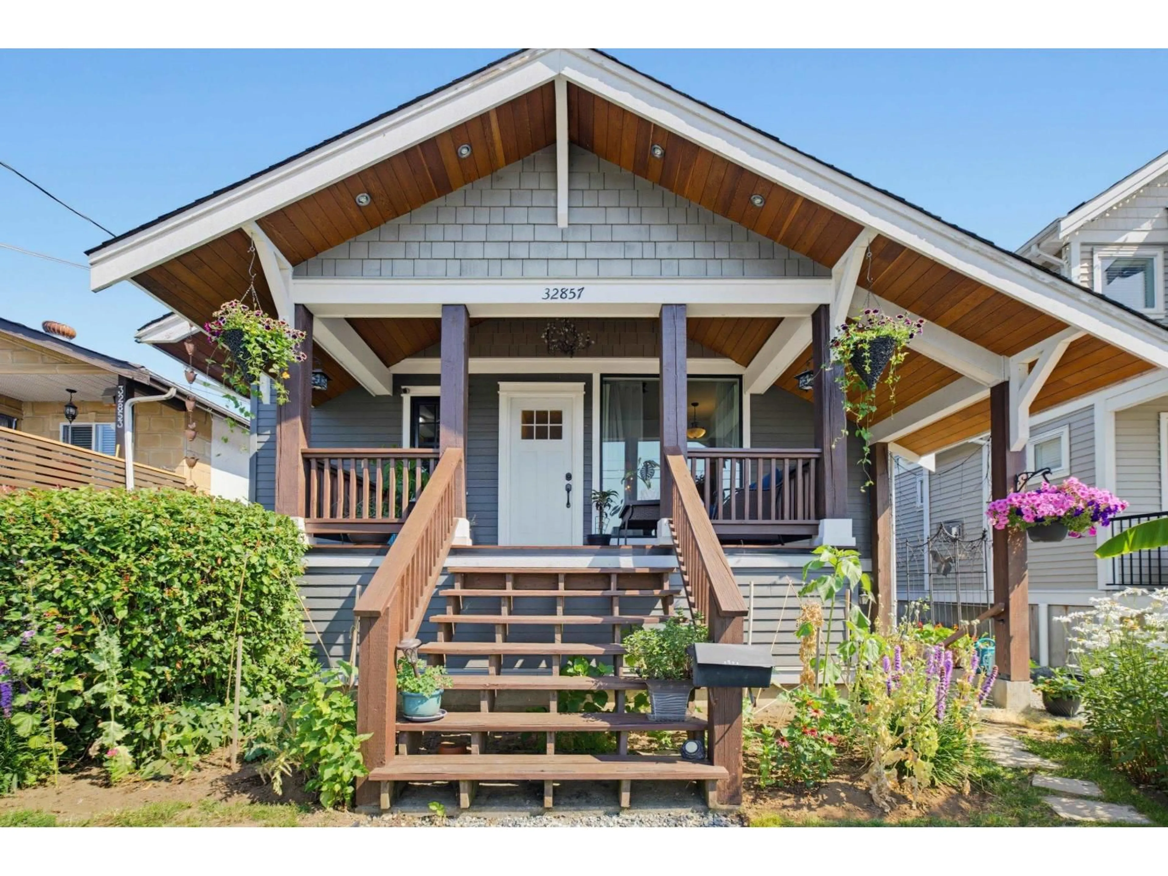 Home with vinyl exterior material, street for 32857 3RD AVENUE, Mission British Columbia V2V1M9