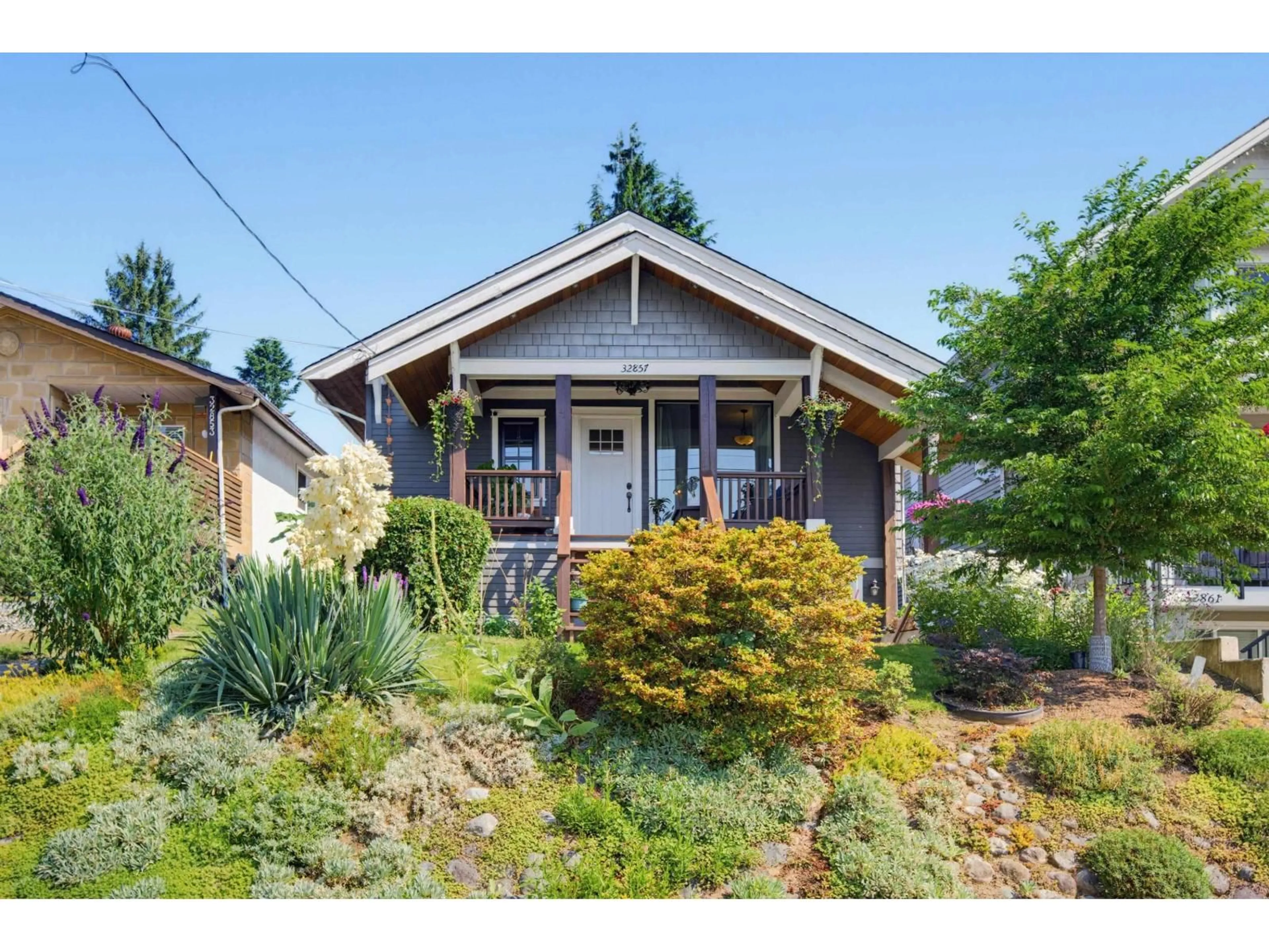 Home with vinyl exterior material, street for 32857 3RD AVENUE, Mission British Columbia V2V1M9