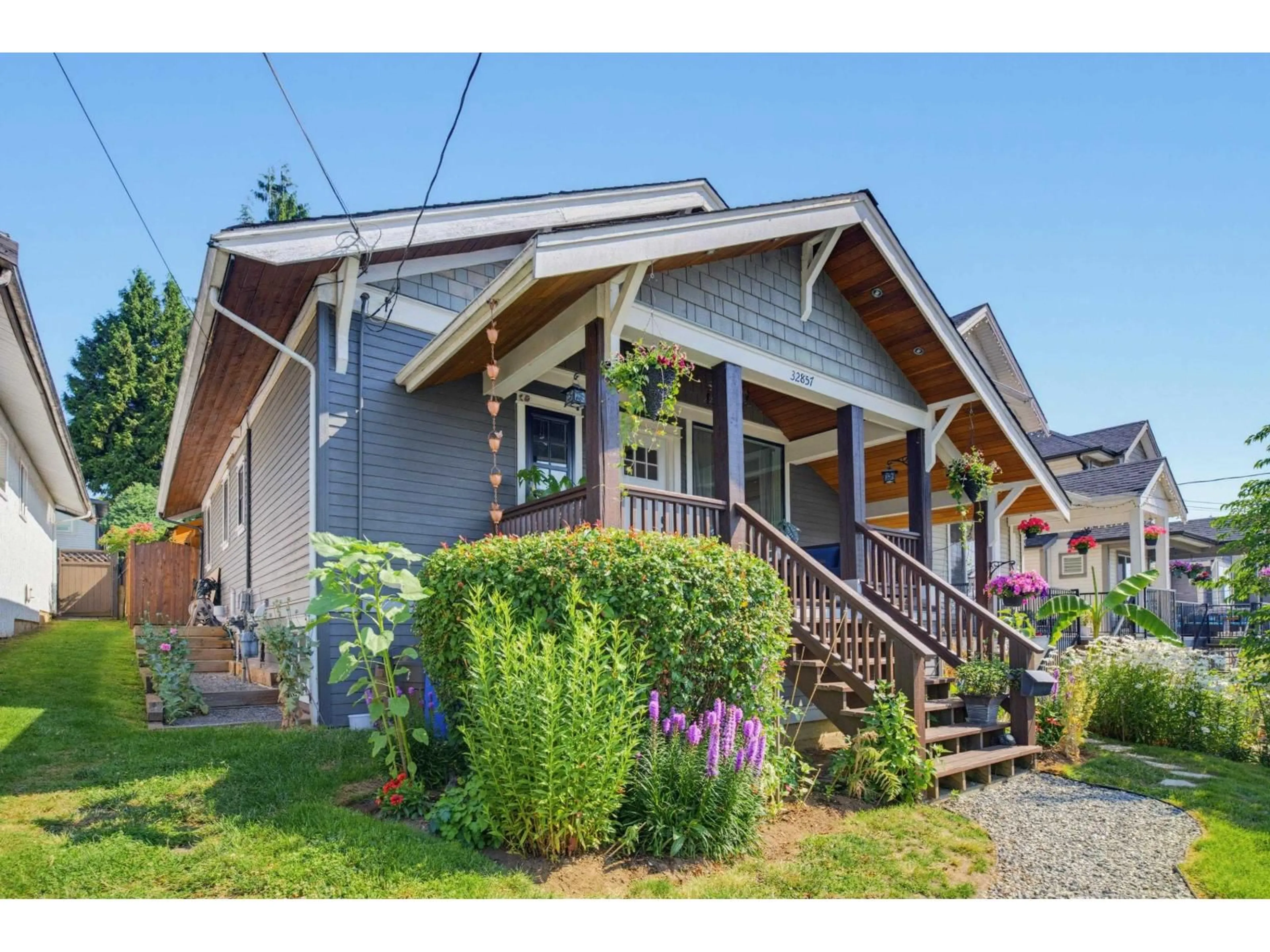 Home with vinyl exterior material, street for 32857 3RD AVENUE, Mission British Columbia V2V1M9