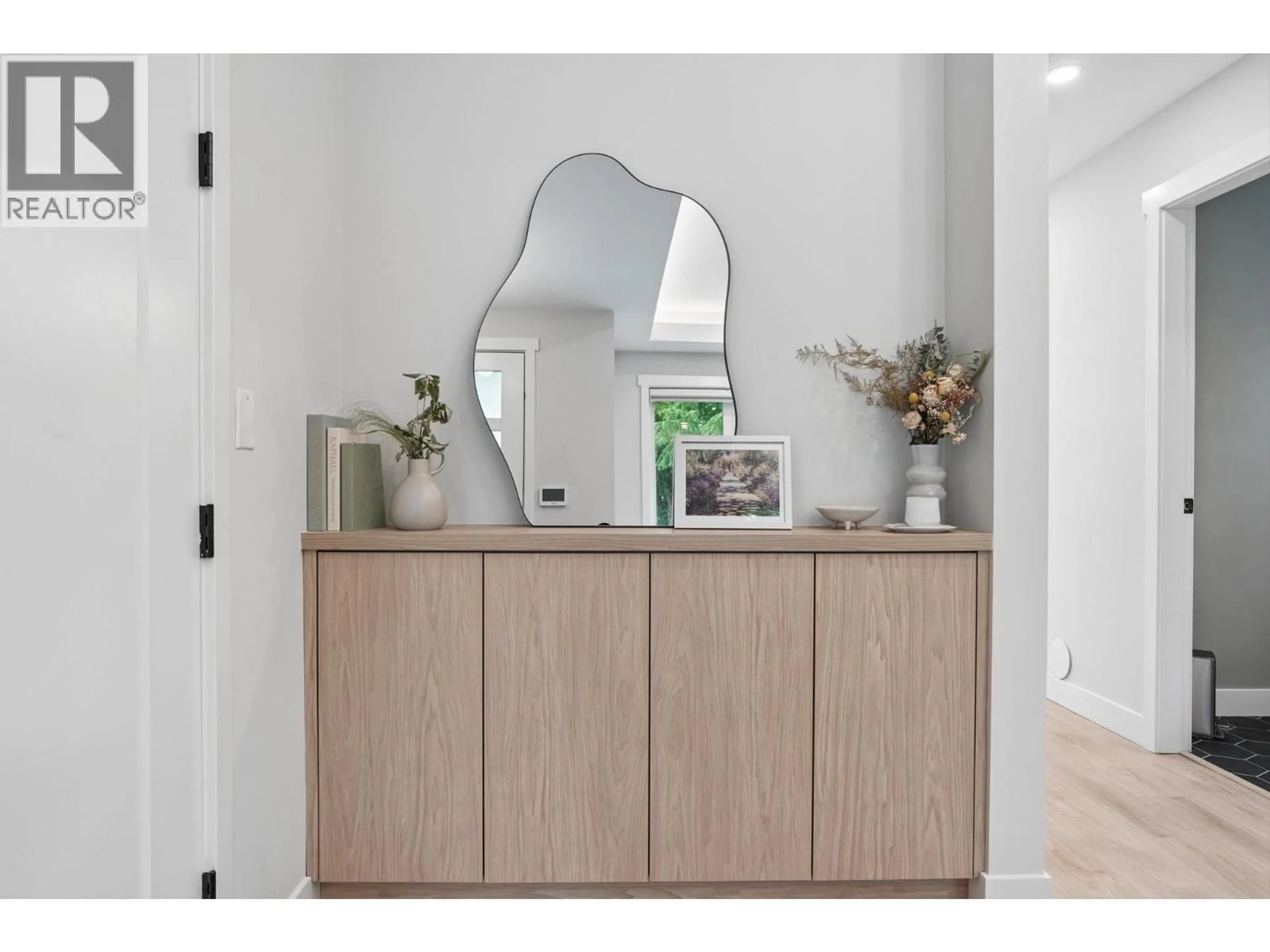 Indoor entryway for 1889 34TH AVENUE, Vancouver British Columbia V5P1A5