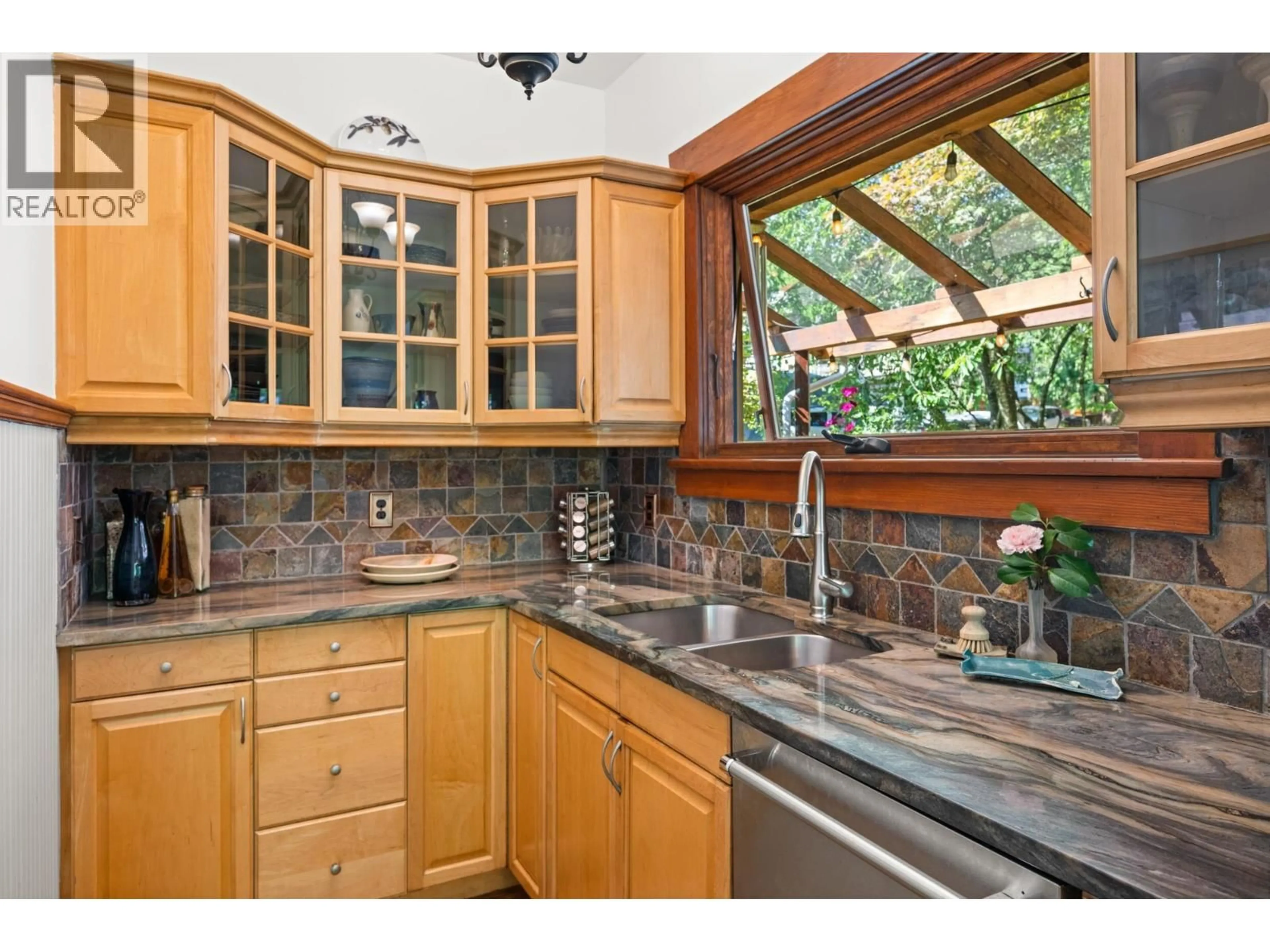 Unknown for 207 EIGHTH STREET, New Westminster British Columbia V3M3P8