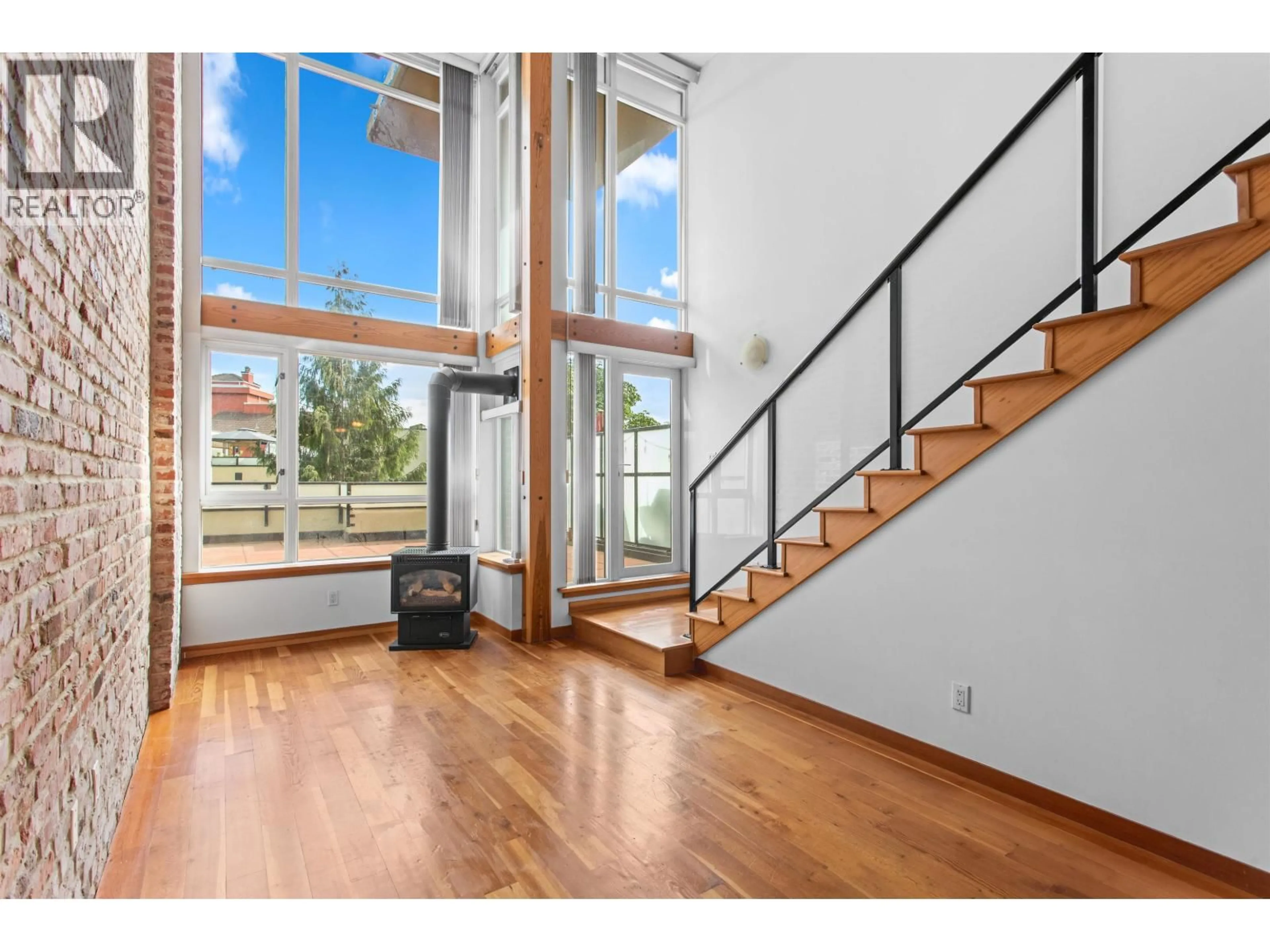 Indoor entryway for 217 - 10 RENAISSANCE SQUARE, New Westminster British Columbia V3M7B1