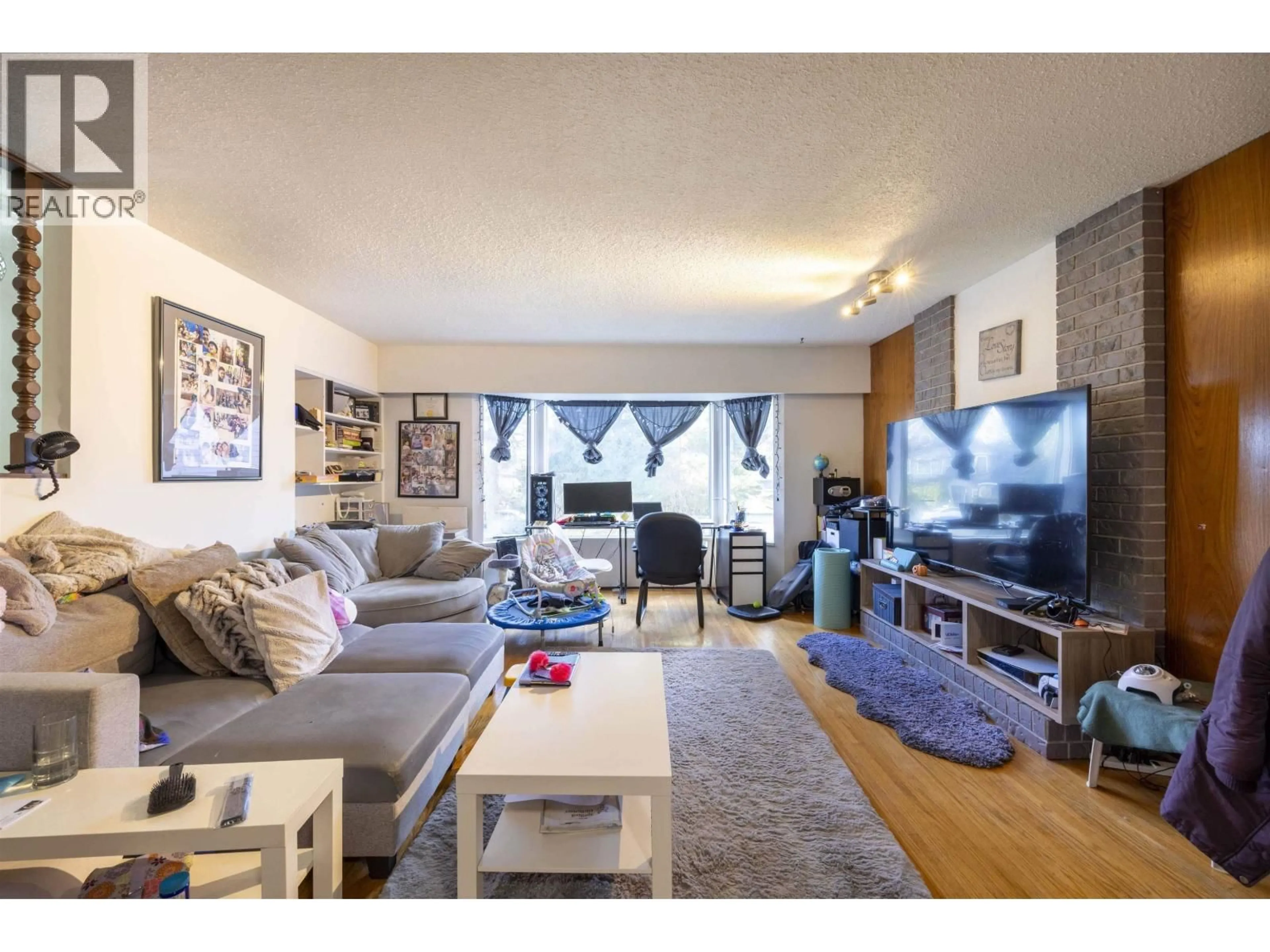 Living room with furniture, wood/laminate floor for 5555 WALLACE ROAD, Richmond British Columbia V7E2C4