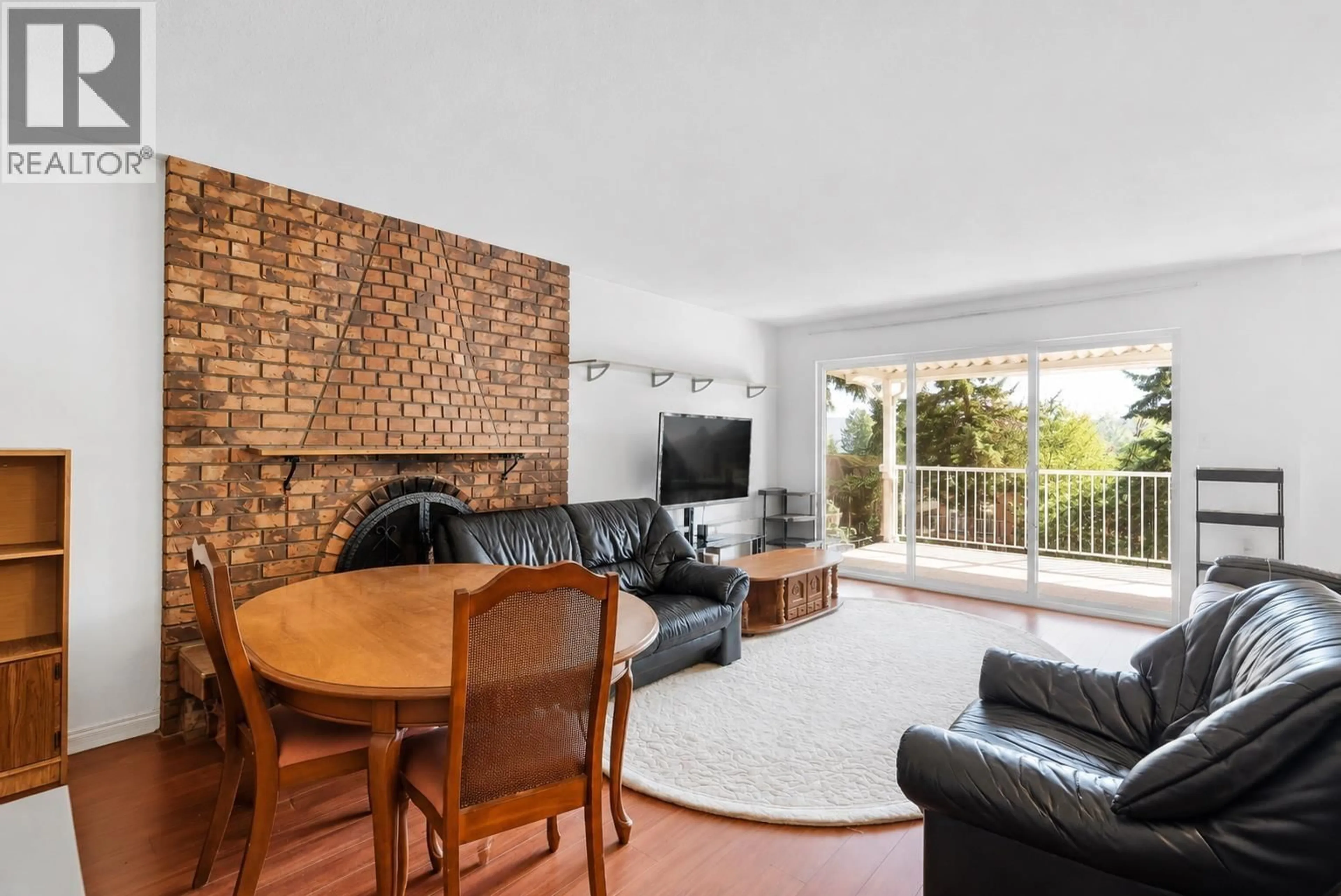 Living room with furniture, unknown for 45 STRATFORD AVENUE, Burnaby British Columbia V5B1L1