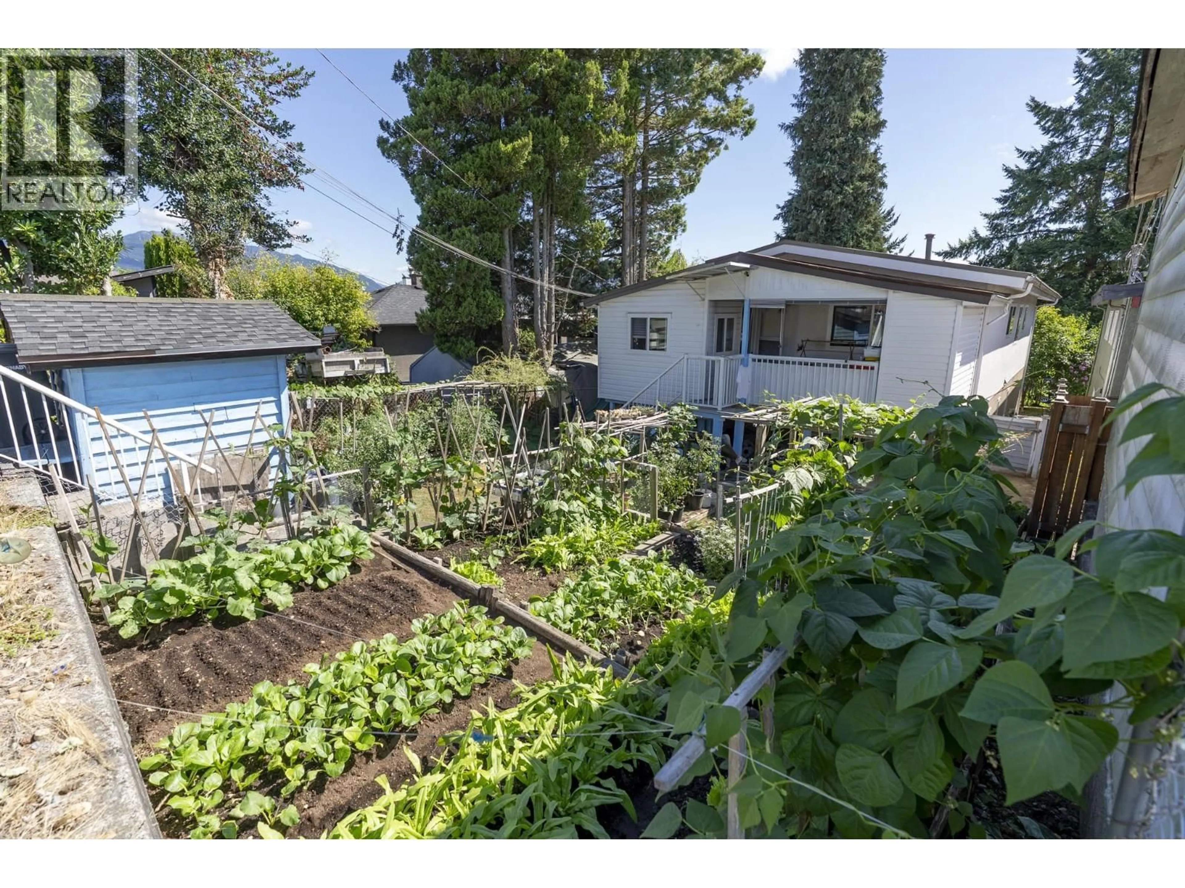 A pic from outside/outdoor area/front of a property/back of a property/a pic from drone, street for 45 STRATFORD AVENUE, Burnaby British Columbia V5B1L1