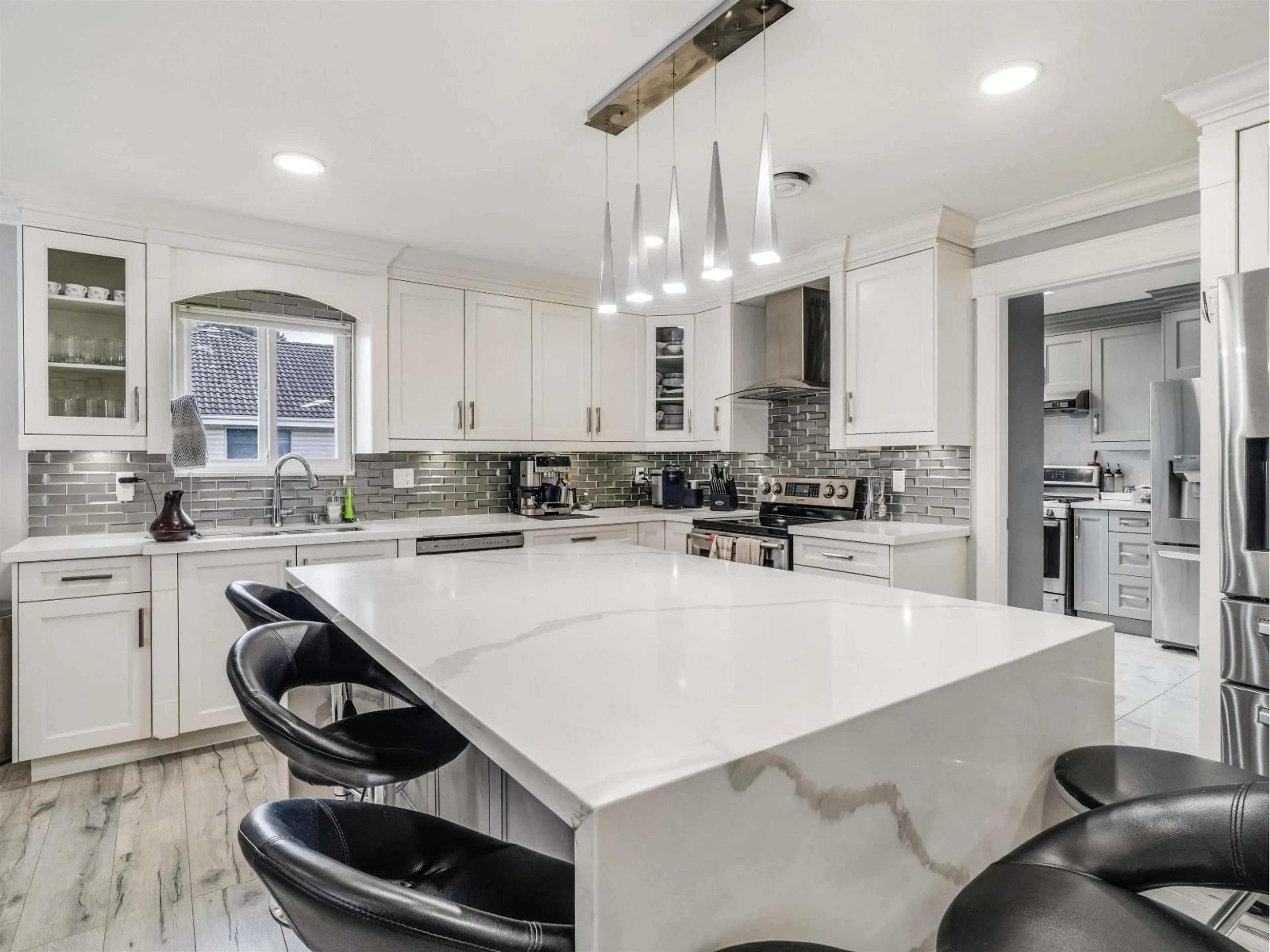 Contemporary kitchen, ceramic/tile floor for 7078 126A STREET, Surrey British Columbia V3W6G3
