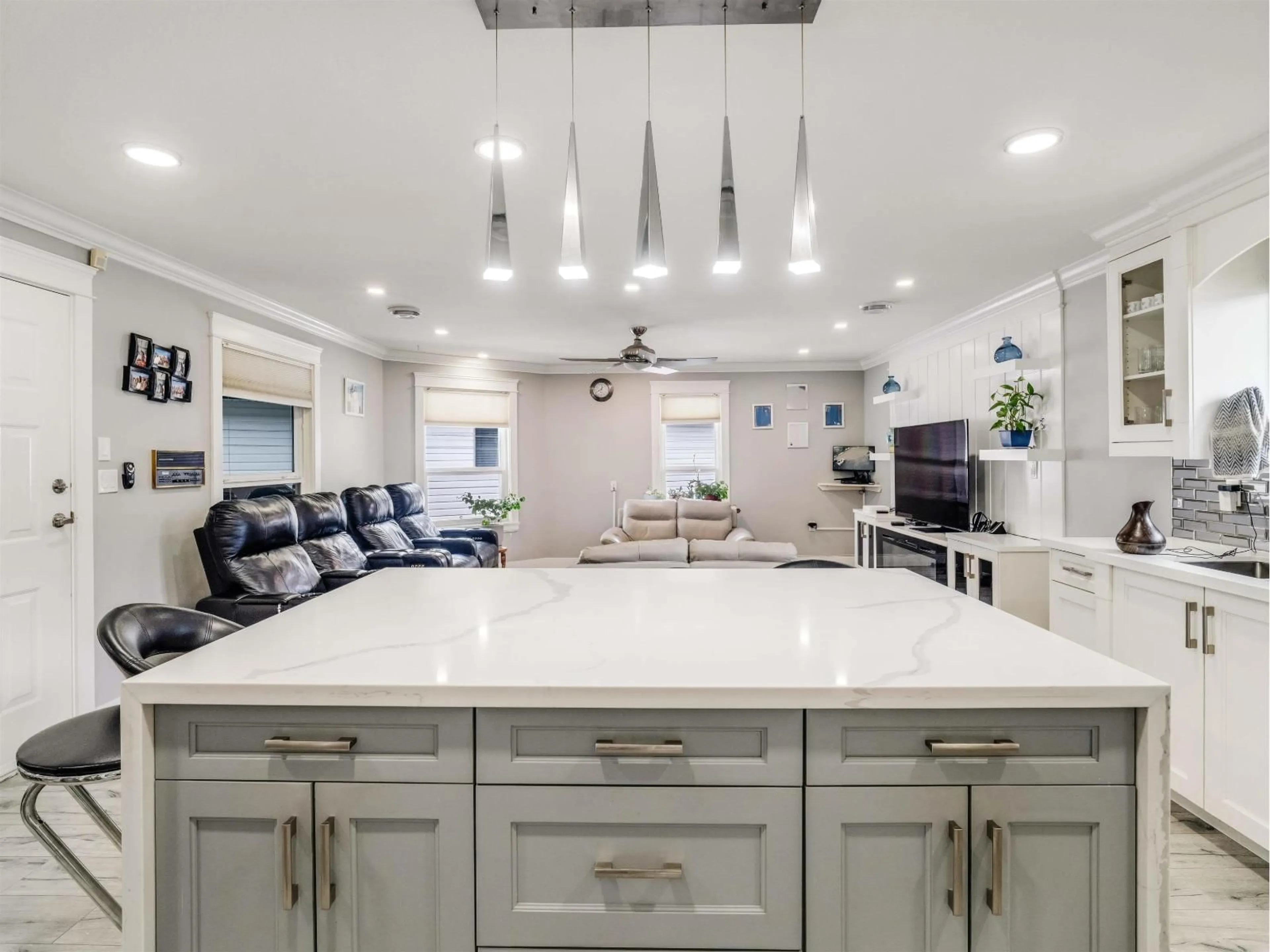 Open concept kitchen, ceramic/tile floor for 7078 126A STREET, Surrey British Columbia V3W6G3