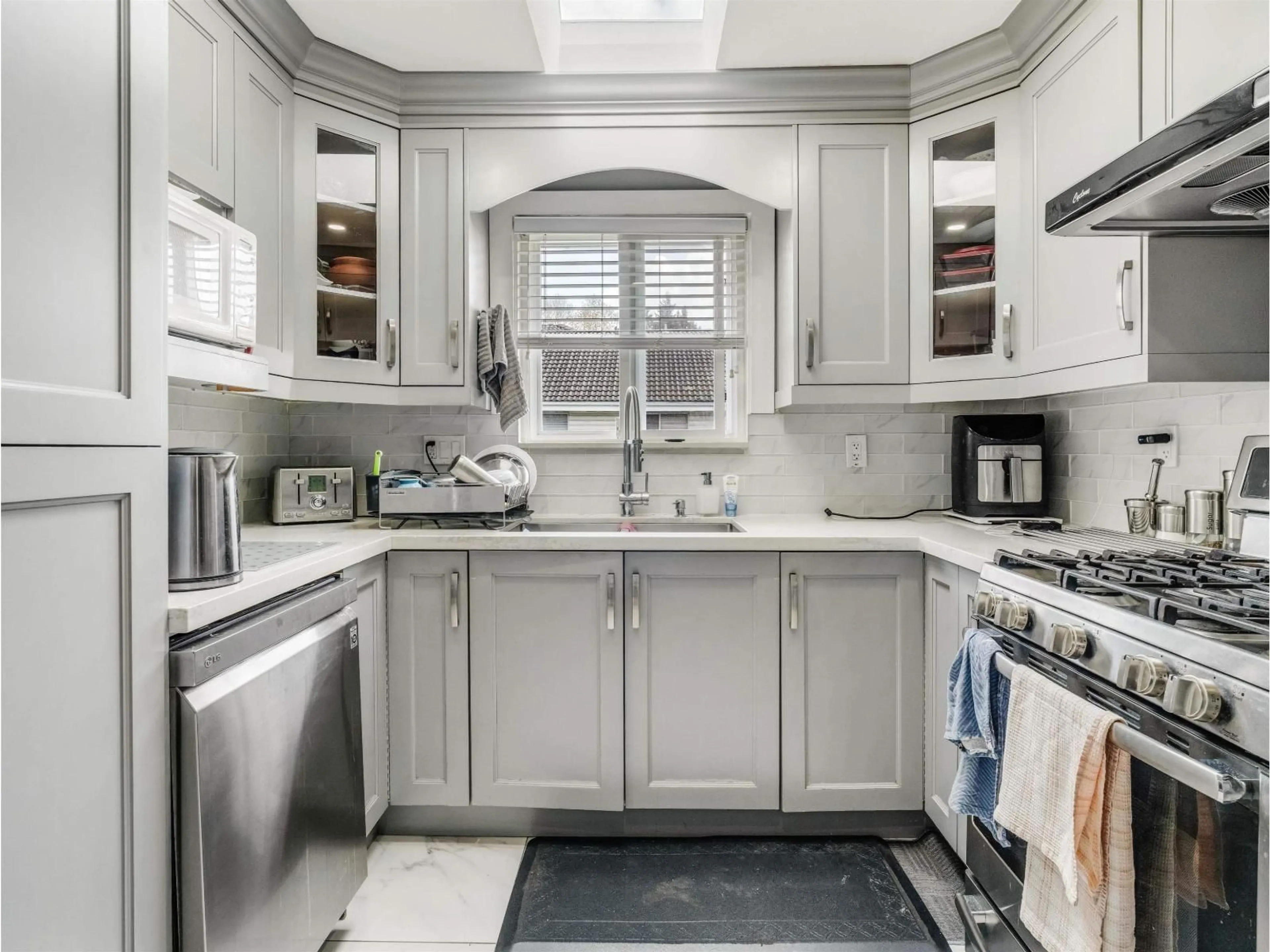 Contemporary kitchen, ceramic/tile floor for 7078 126A STREET, Surrey British Columbia V3W6G3