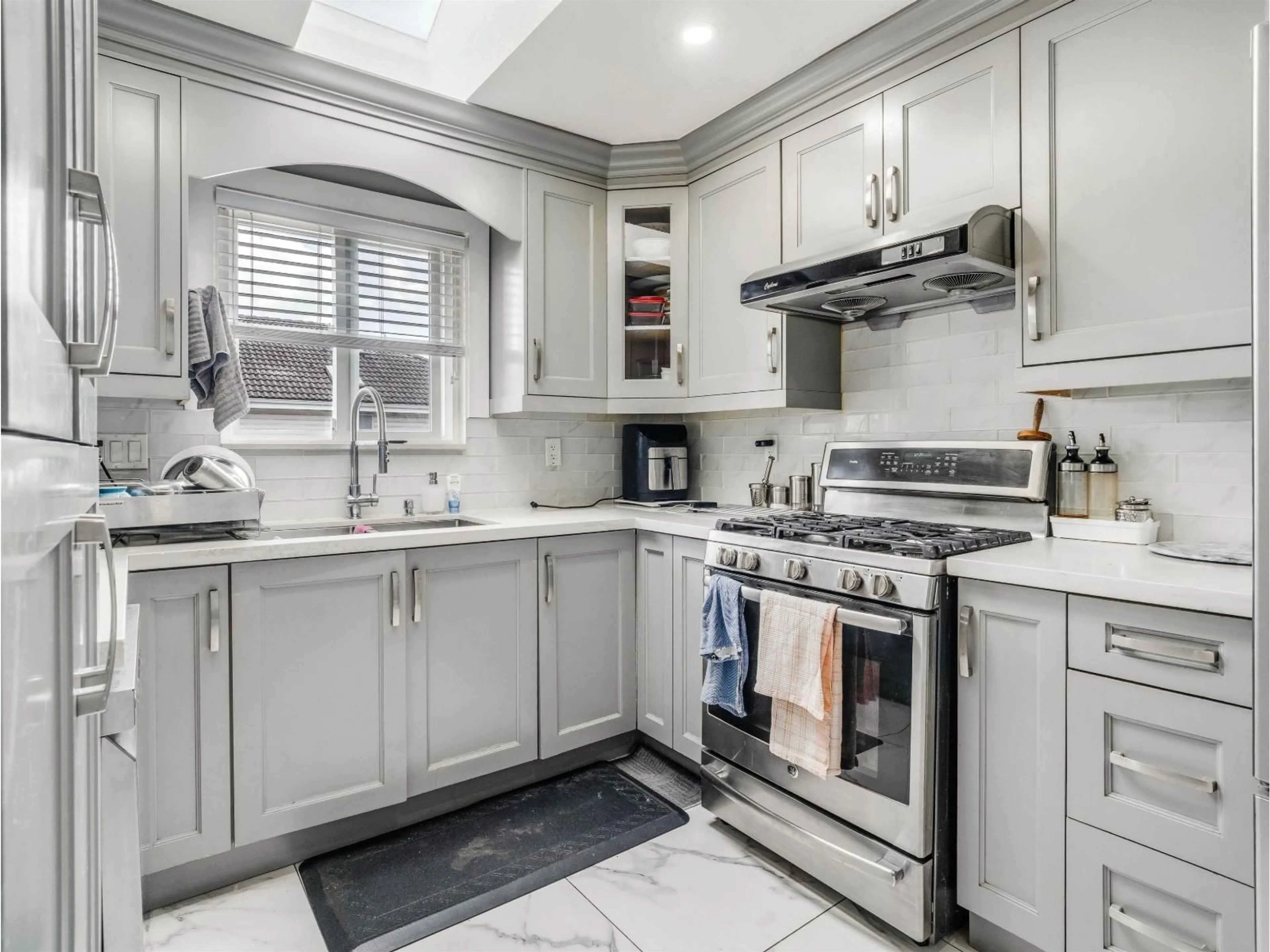 Contemporary kitchen, ceramic/tile floor for 7078 126A STREET, Surrey British Columbia V3W6G3