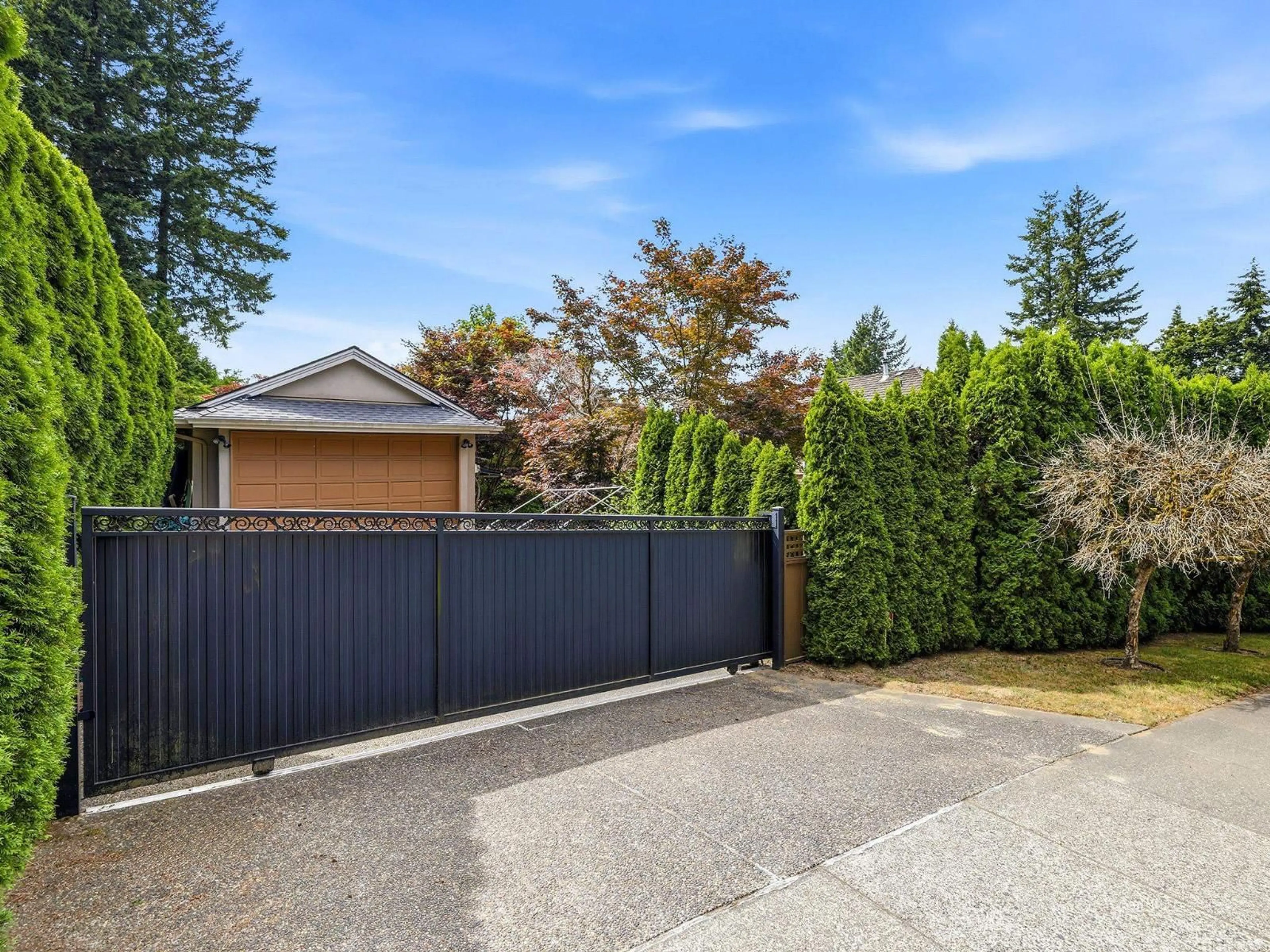 A pic from outside/outdoor area/front of a property/back of a property/a pic from drone, street for 14096 28A AVENUE, Surrey British Columbia V4P2H8