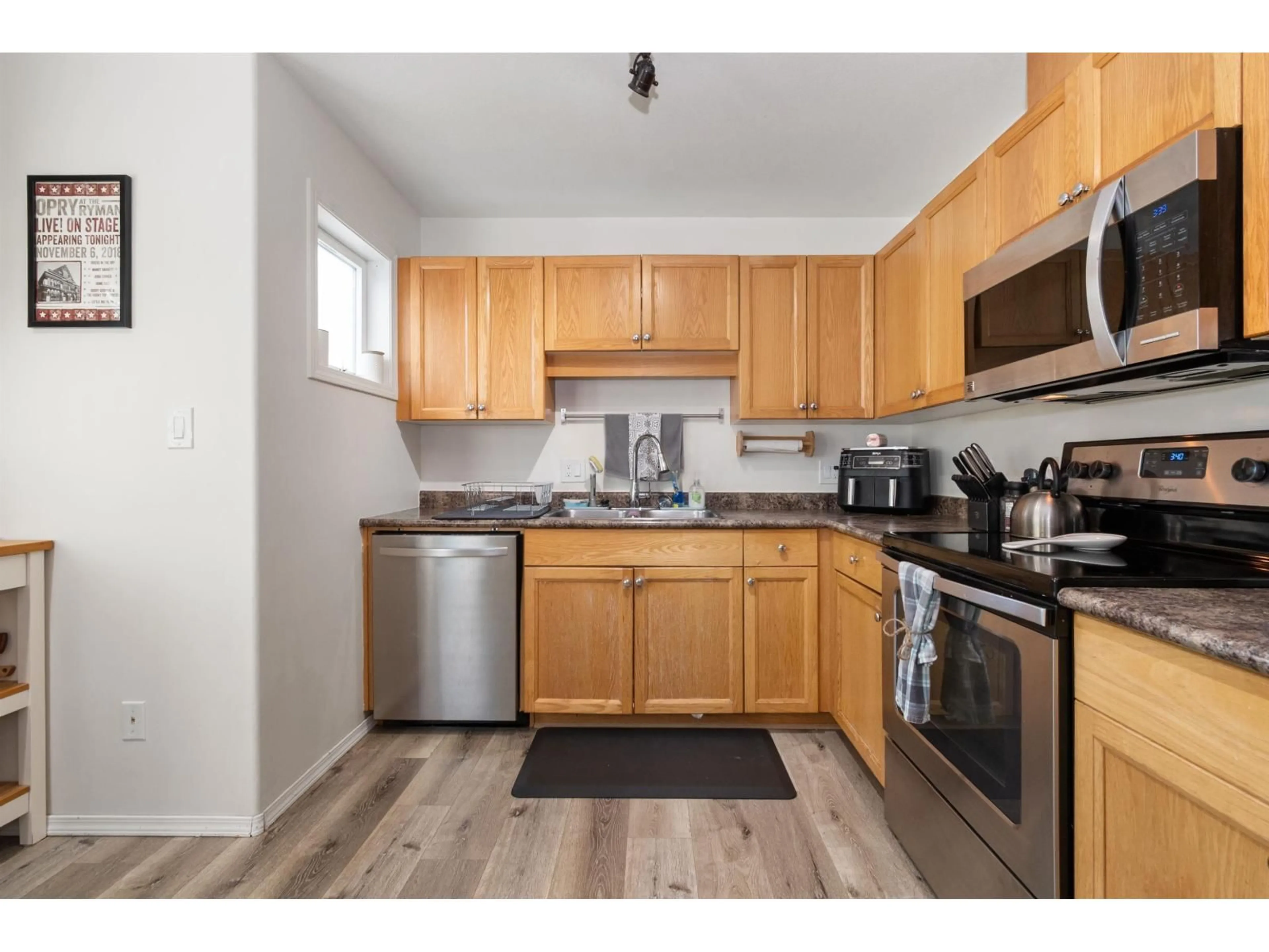 Standard kitchen, wood/laminate floor for 10 - 5926 VEDDER ROAD, Chilliwack British Columbia V2R3V8