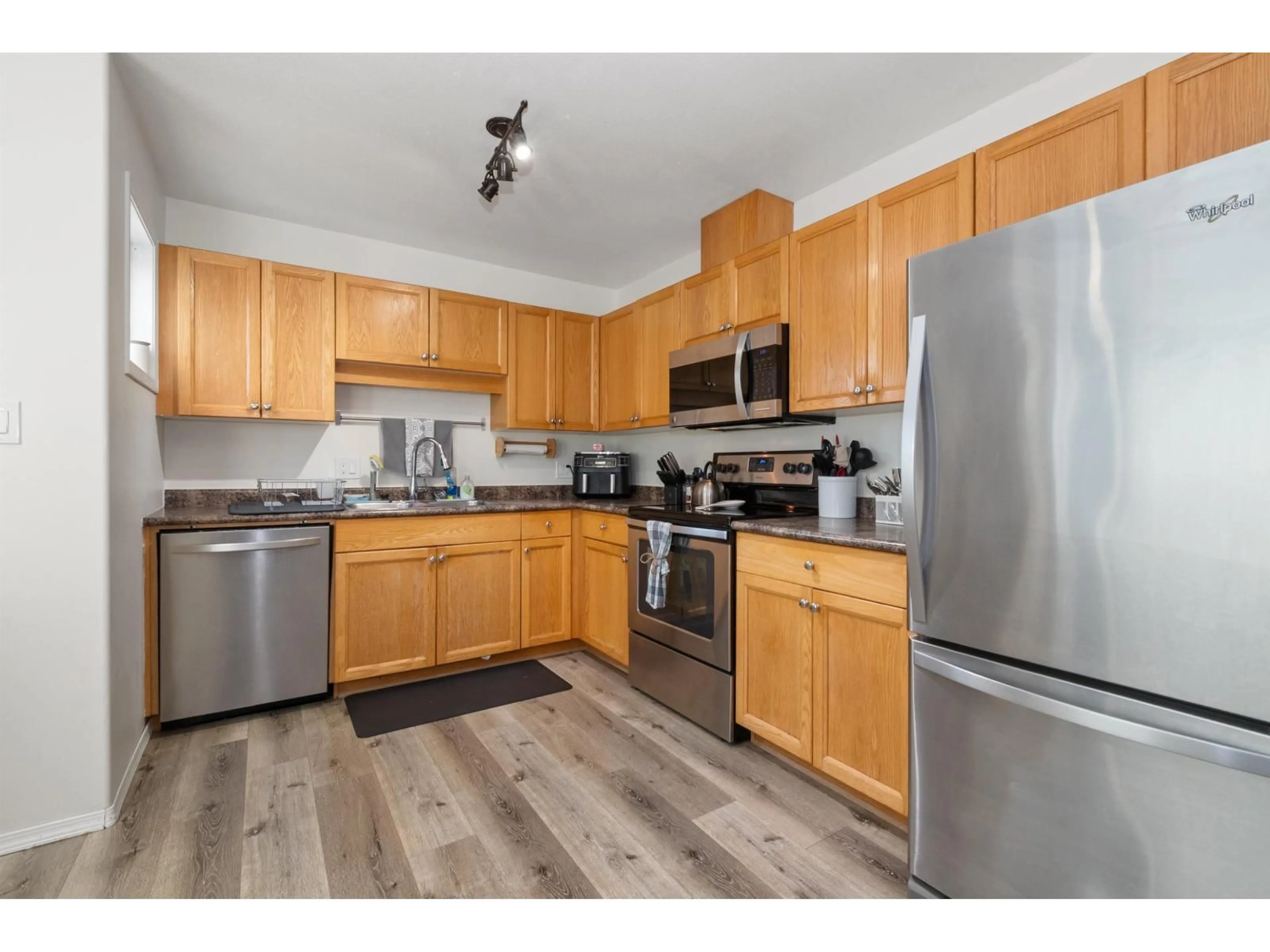 Standard kitchen, wood/laminate floor for 10 - 5926 VEDDER ROAD, Chilliwack British Columbia V2R3V8