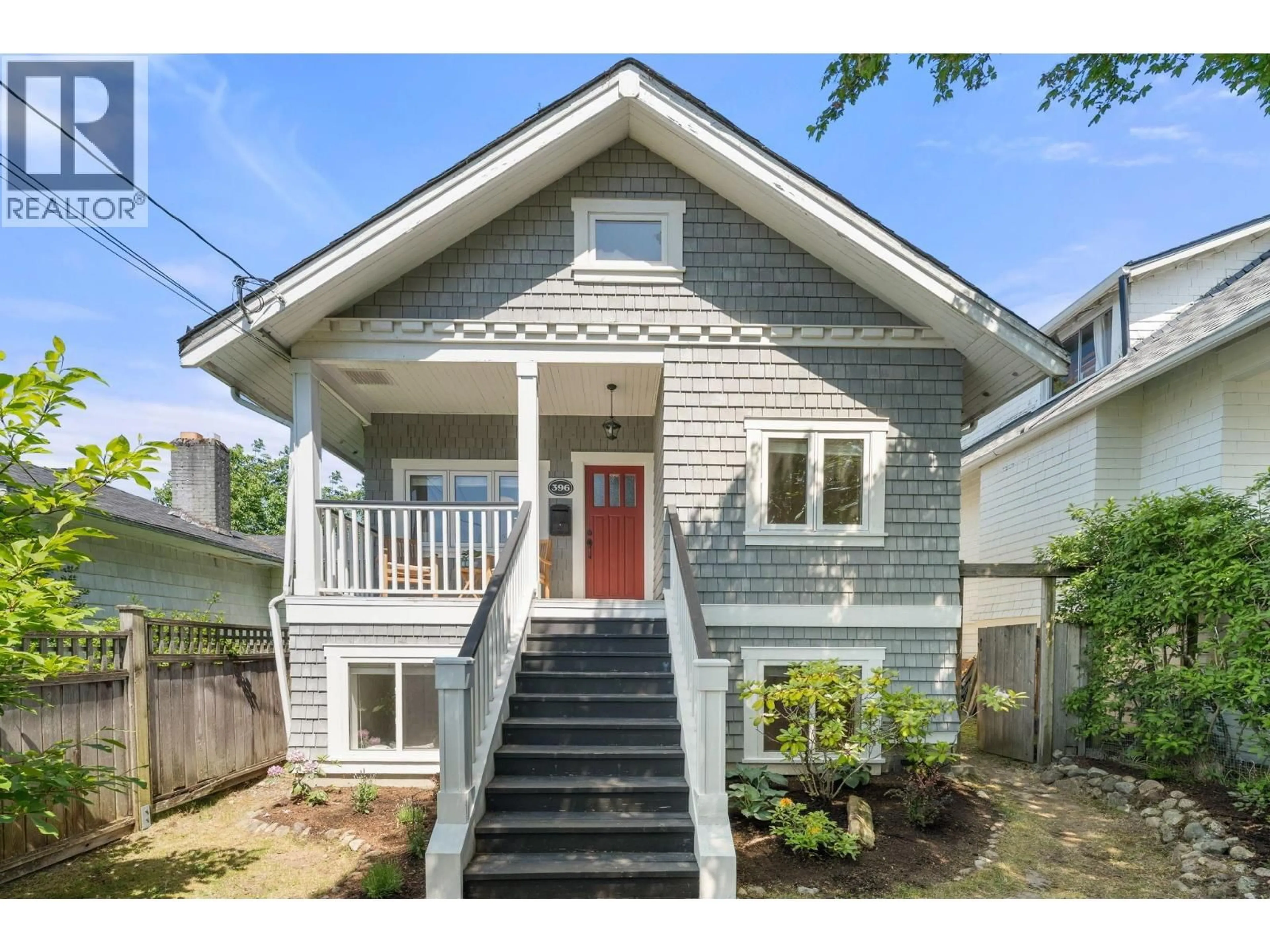 Home with vinyl exterior material, street for 396 KEITH ROAD, North Vancouver British Columbia V7L1V7