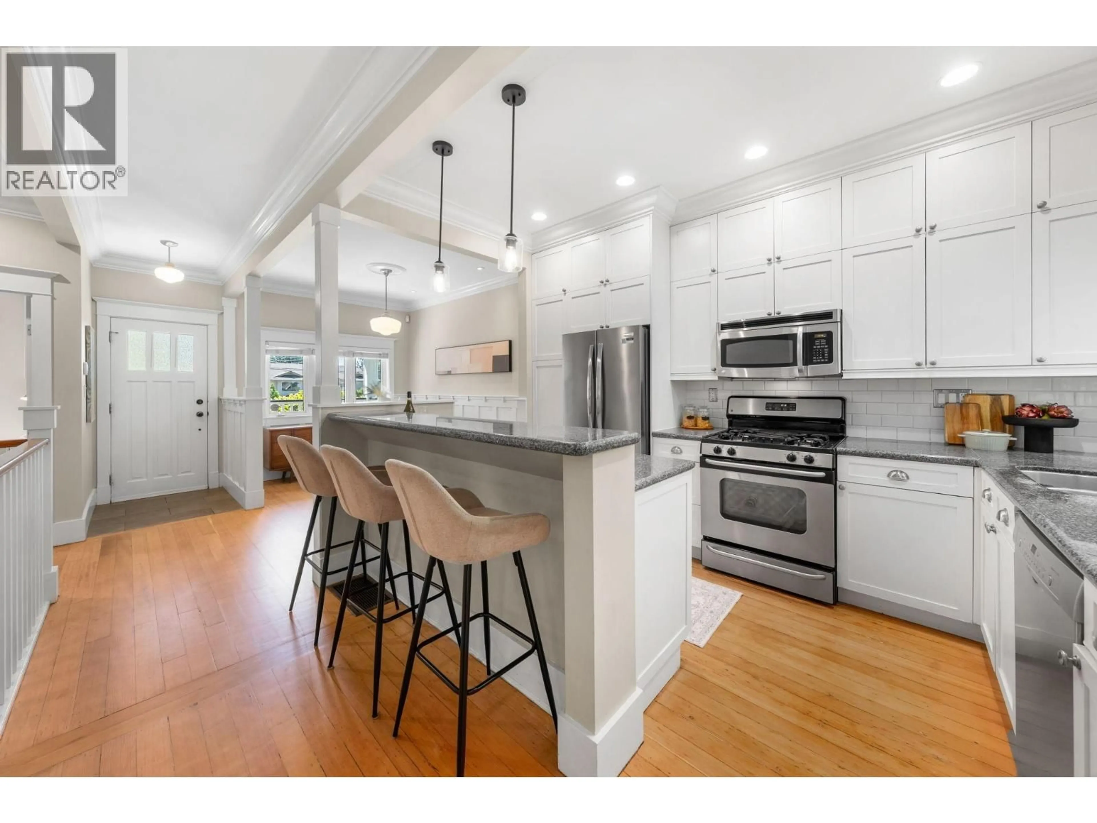 Open concept kitchen, unknown for 396 KEITH ROAD, North Vancouver British Columbia V7L1V7