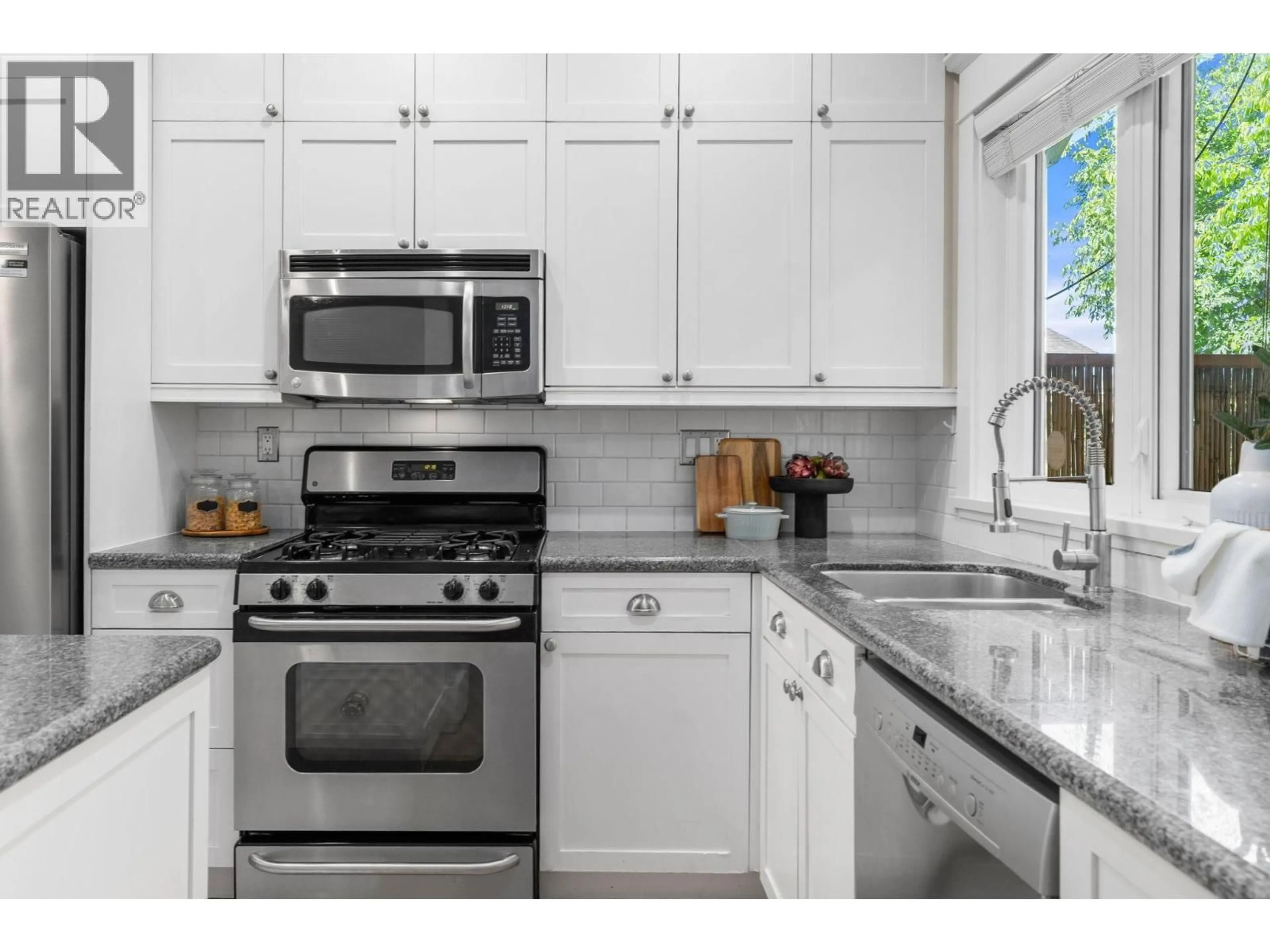Standard kitchen, ceramic/tile floor for 396 KEITH ROAD, North Vancouver British Columbia V7L1V7
