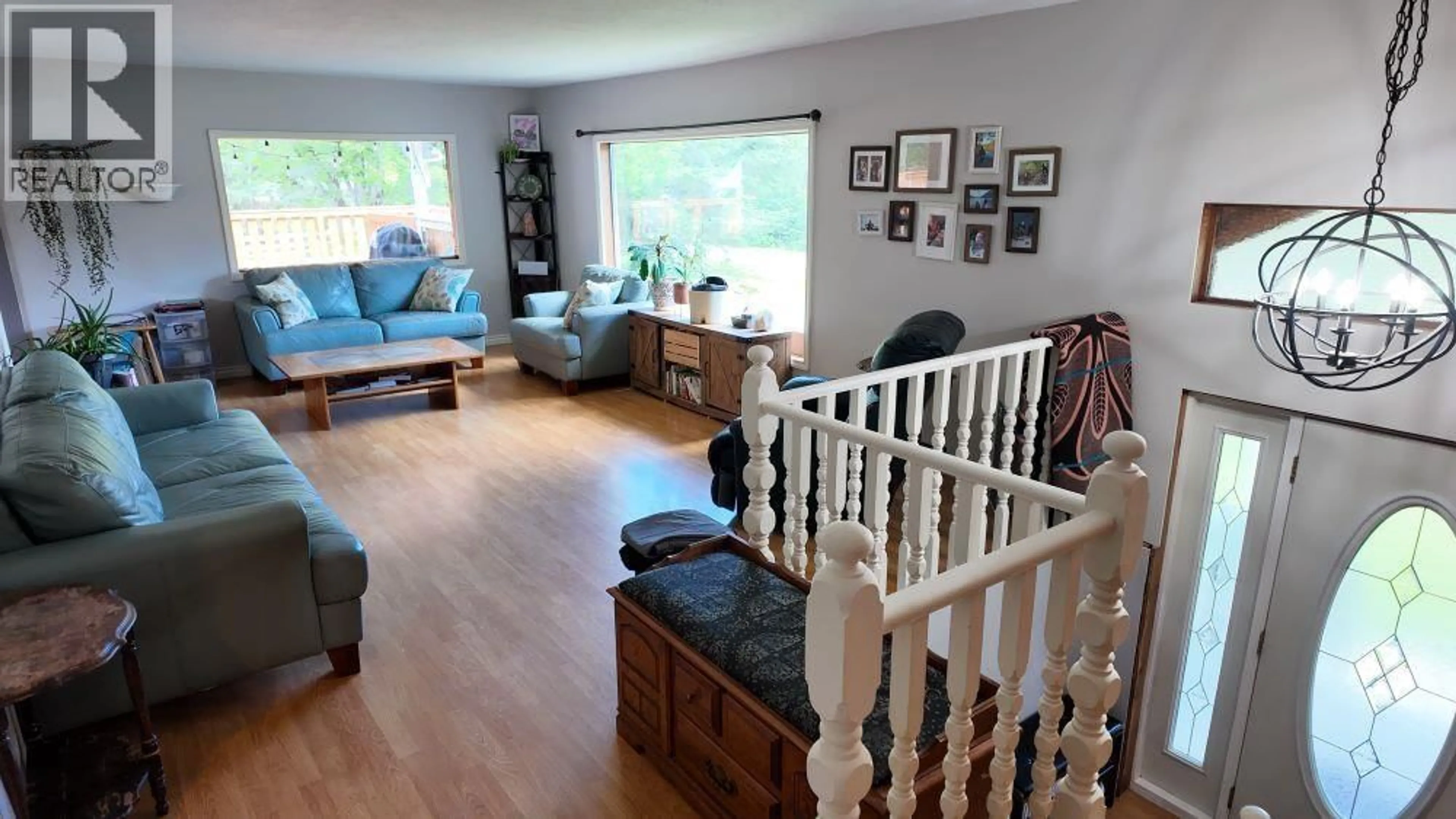 Living room with furniture, wood/laminate floor for 3190 MORRISON ROAD, Valemount British Columbia V0E2Z0