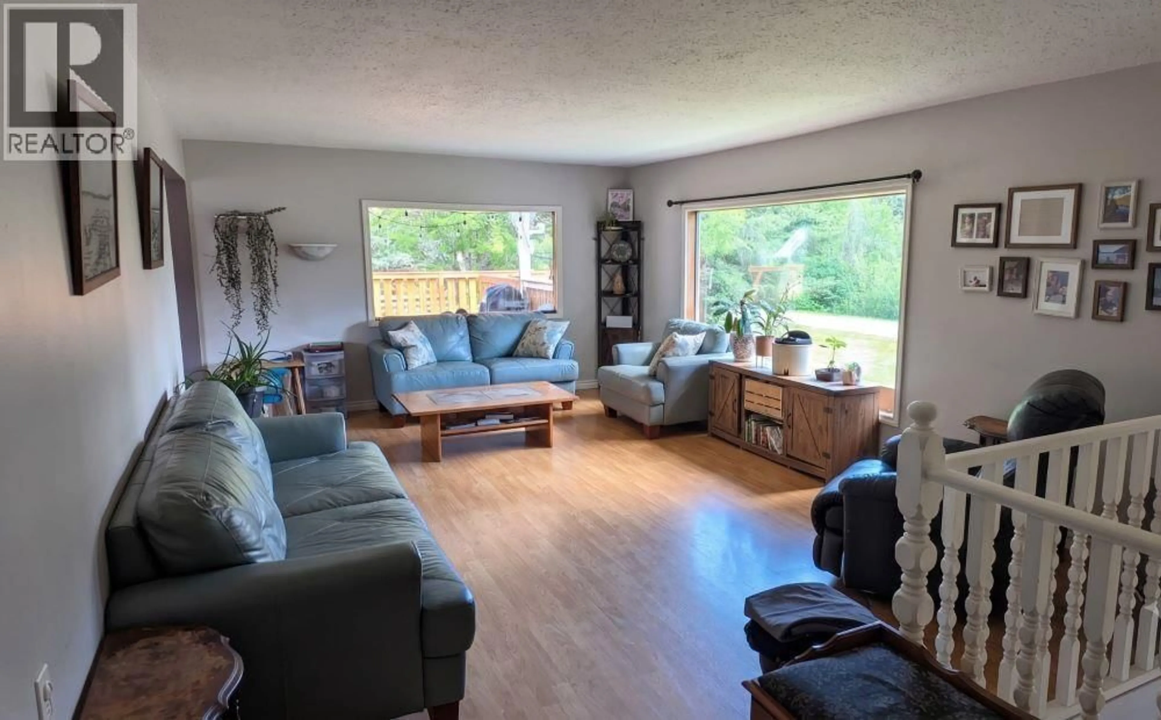 Living room with furniture, wood/laminate floor for 3190 MORRISON ROAD, Valemount British Columbia V0E2Z0