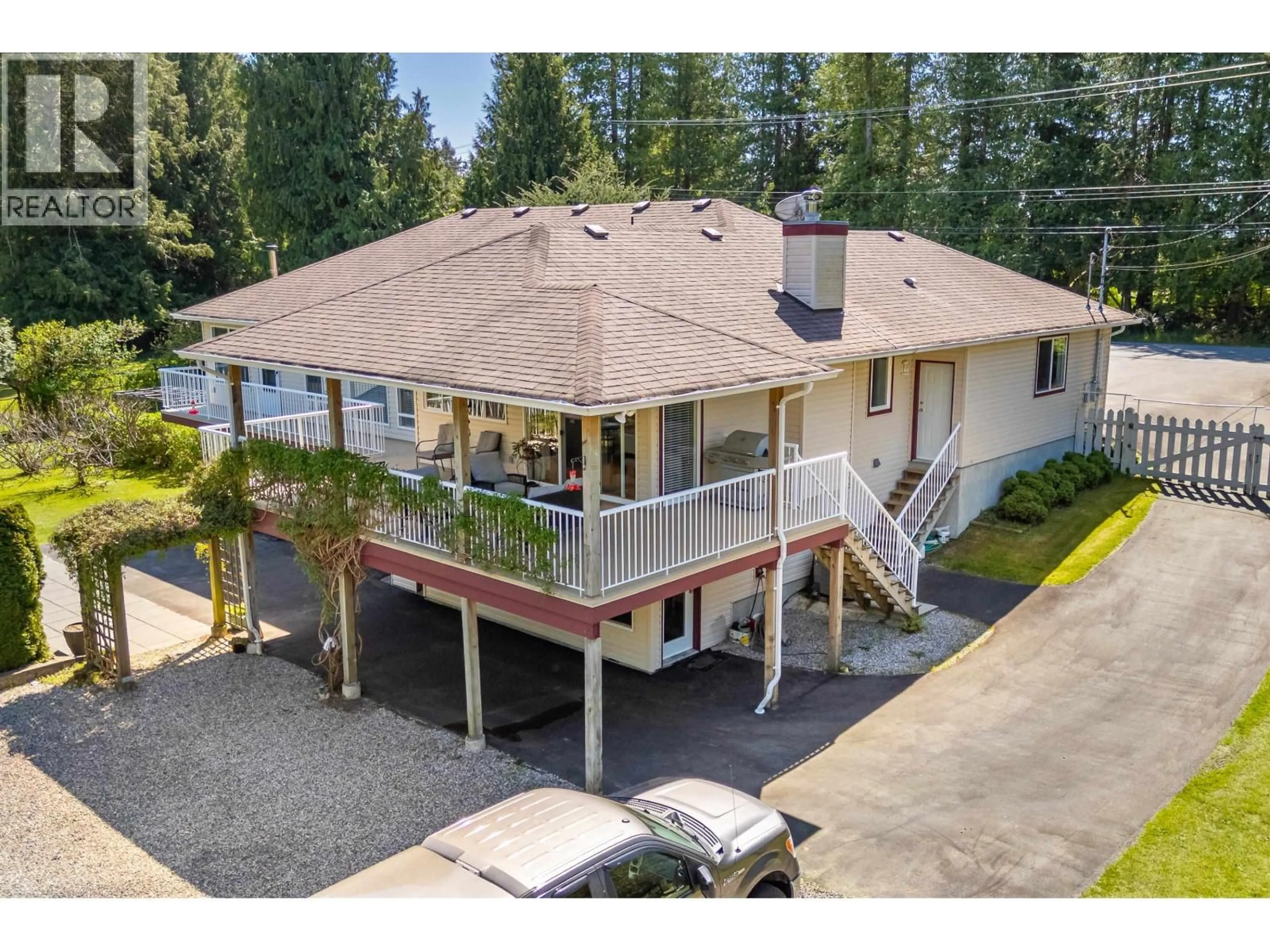 A pic from outside/outdoor area/front of a property/back of a property/a pic from drone, unknown for 7904 REDROOFFS ROAD, Halfmoon Bay British Columbia V7Z1A4
