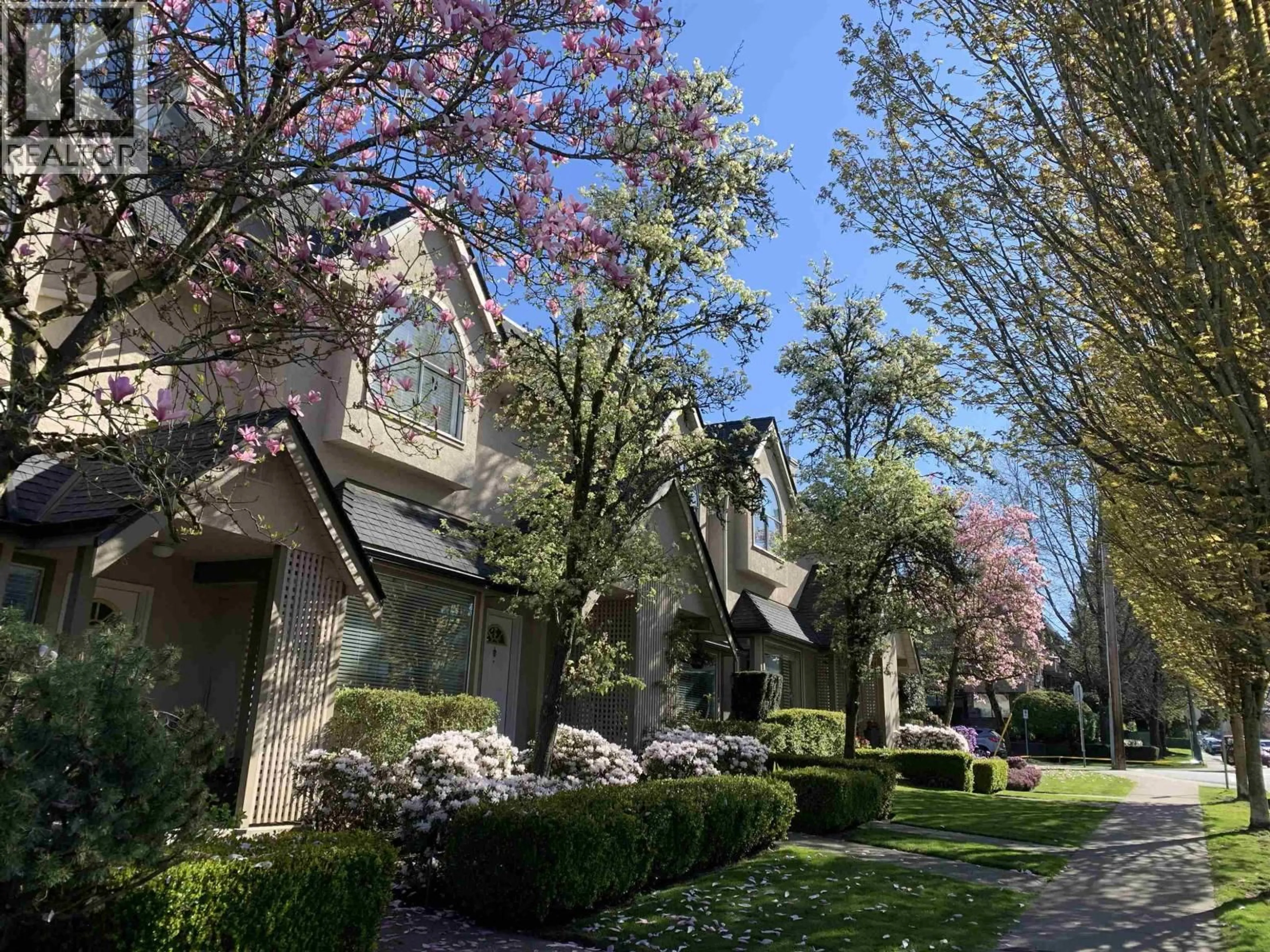 A pic from outside/outdoor area/front of a property/back of a property/a pic from drone, street for 4 - 1701 CHESTERFIELD AVENUE, North Vancouver British Columbia V7M2N9