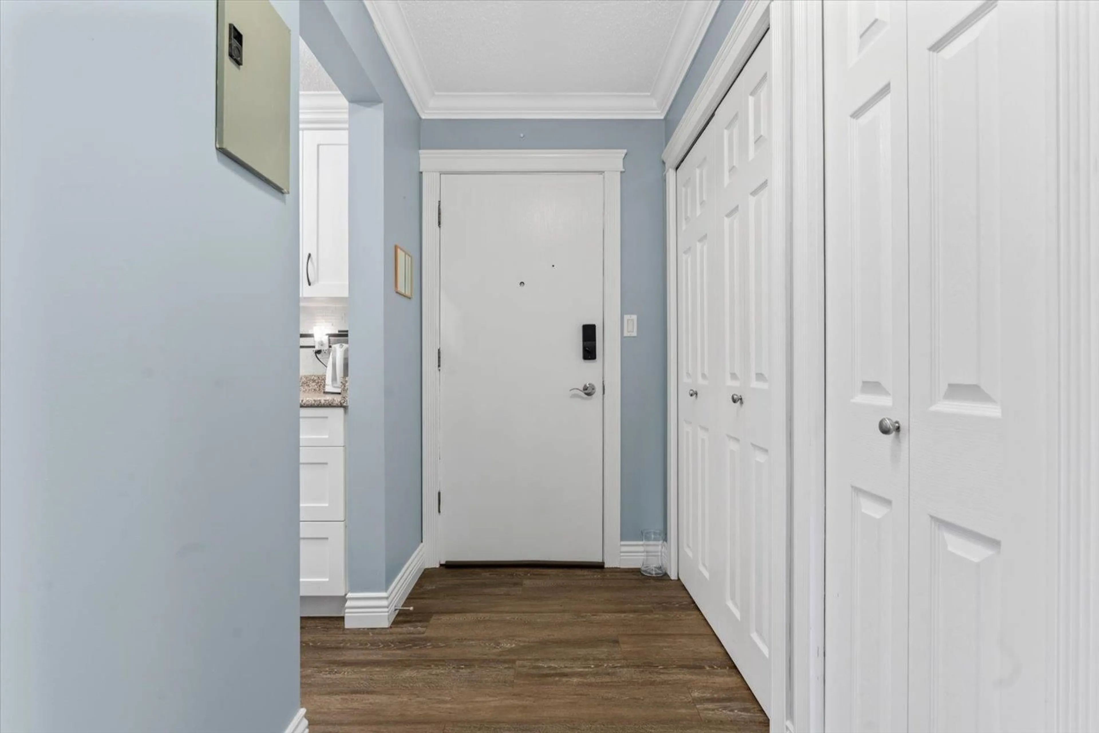 Indoor entryway for 202 - 9175 MARY STREET, Chilliwack British Columbia V2P4H7