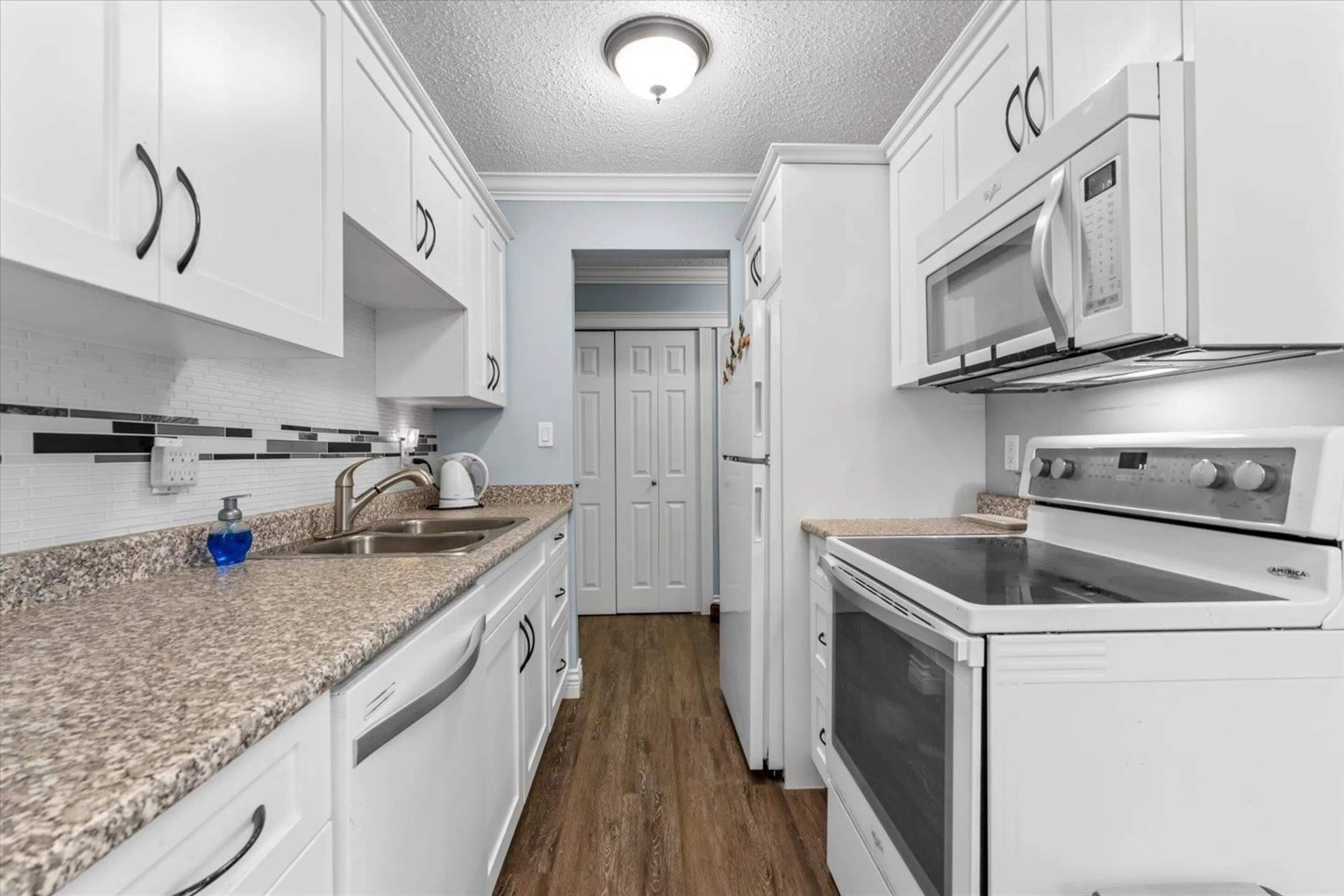 Standard kitchen, unknown for 202 - 9175 MARY STREET, Chilliwack British Columbia V2P4H7