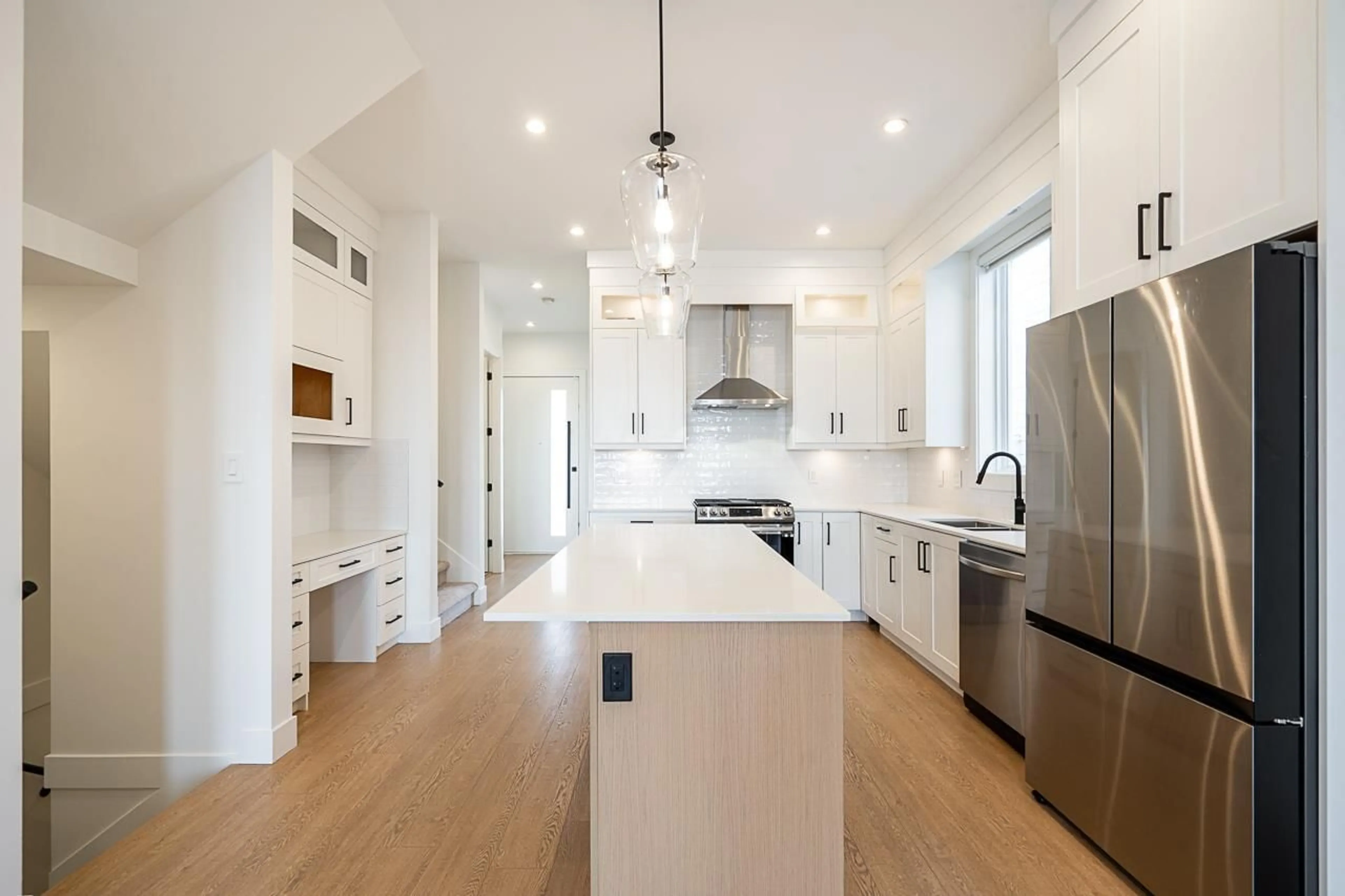 Open concept kitchen, unknown for 16718 16 AVENUE, Surrey British Columbia V3S9X7