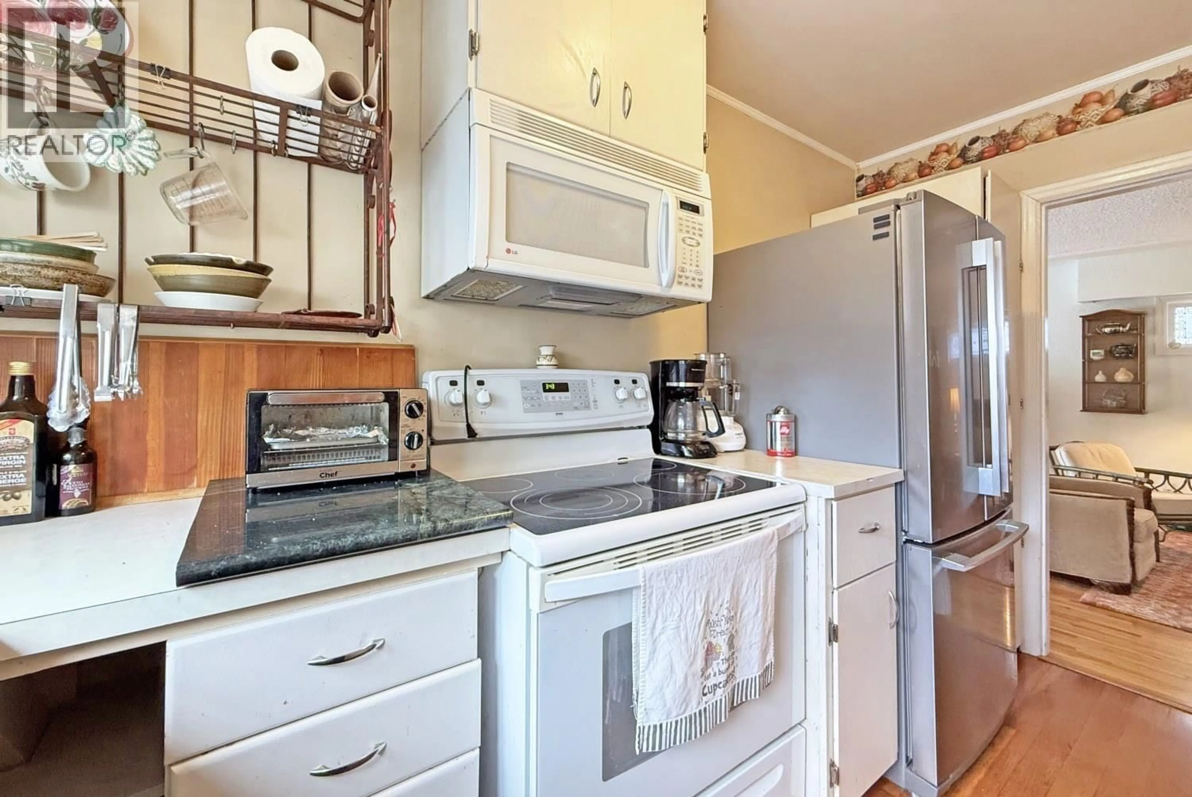 Standard kitchen, unknown for 125 48TH AVENUE, Vancouver British Columbia V5W2C7