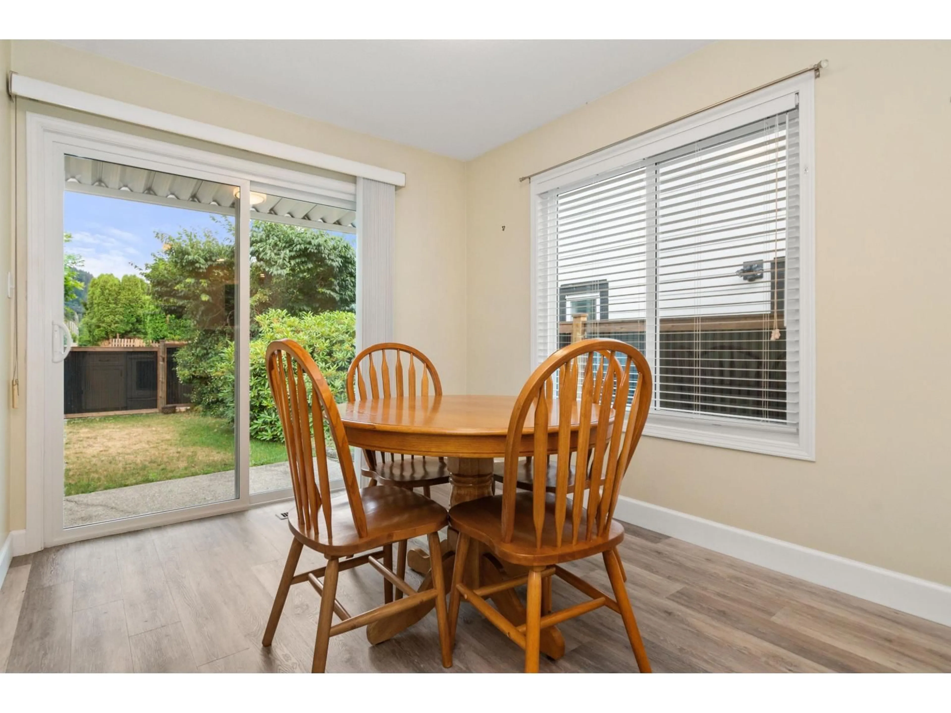 Dining room, wood/laminate floor for 552 YALE STREET, Hope British Columbia V0X1L0