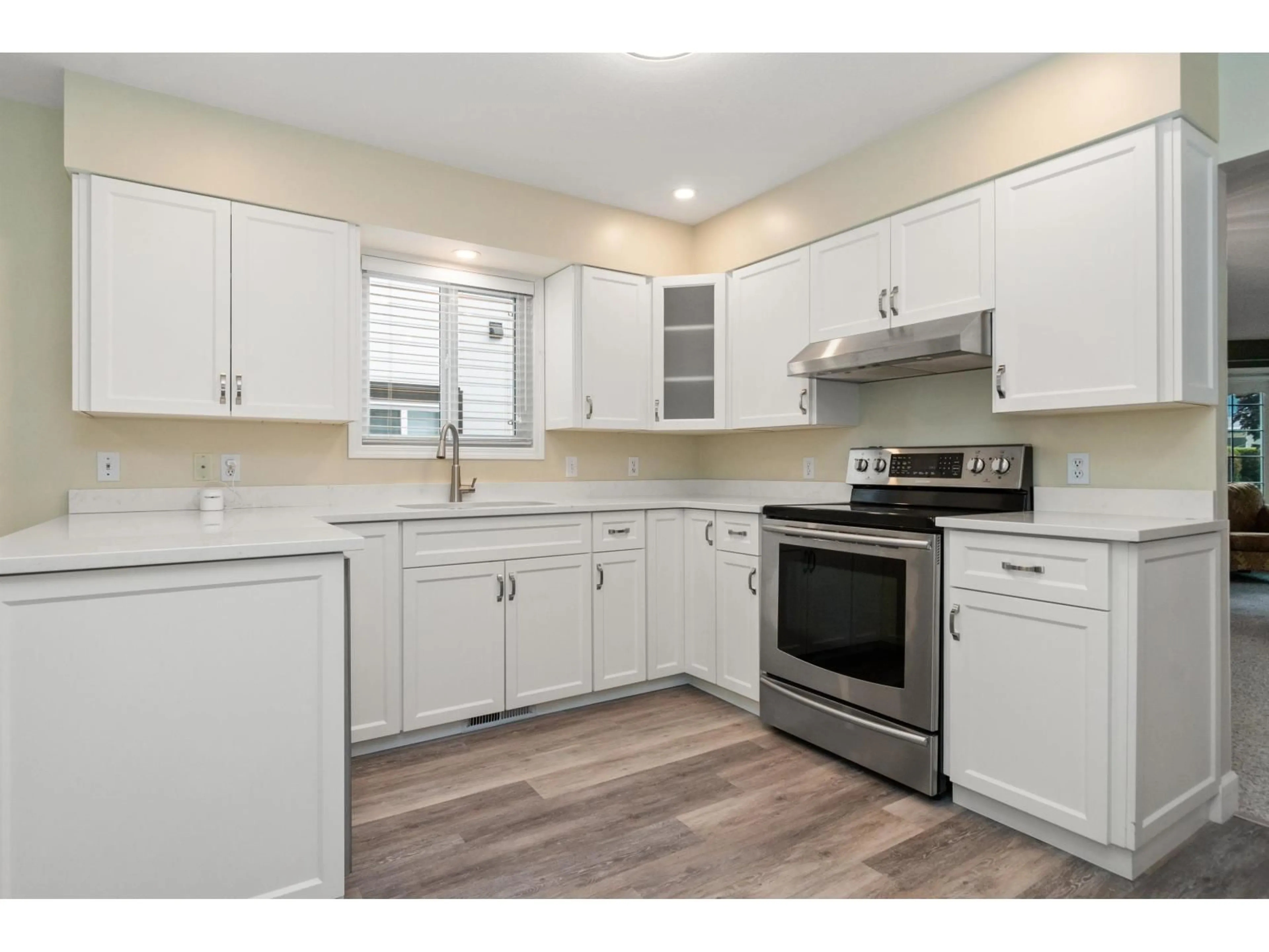 Standard kitchen, unknown for 552 YALE STREET, Hope British Columbia V0X1L0