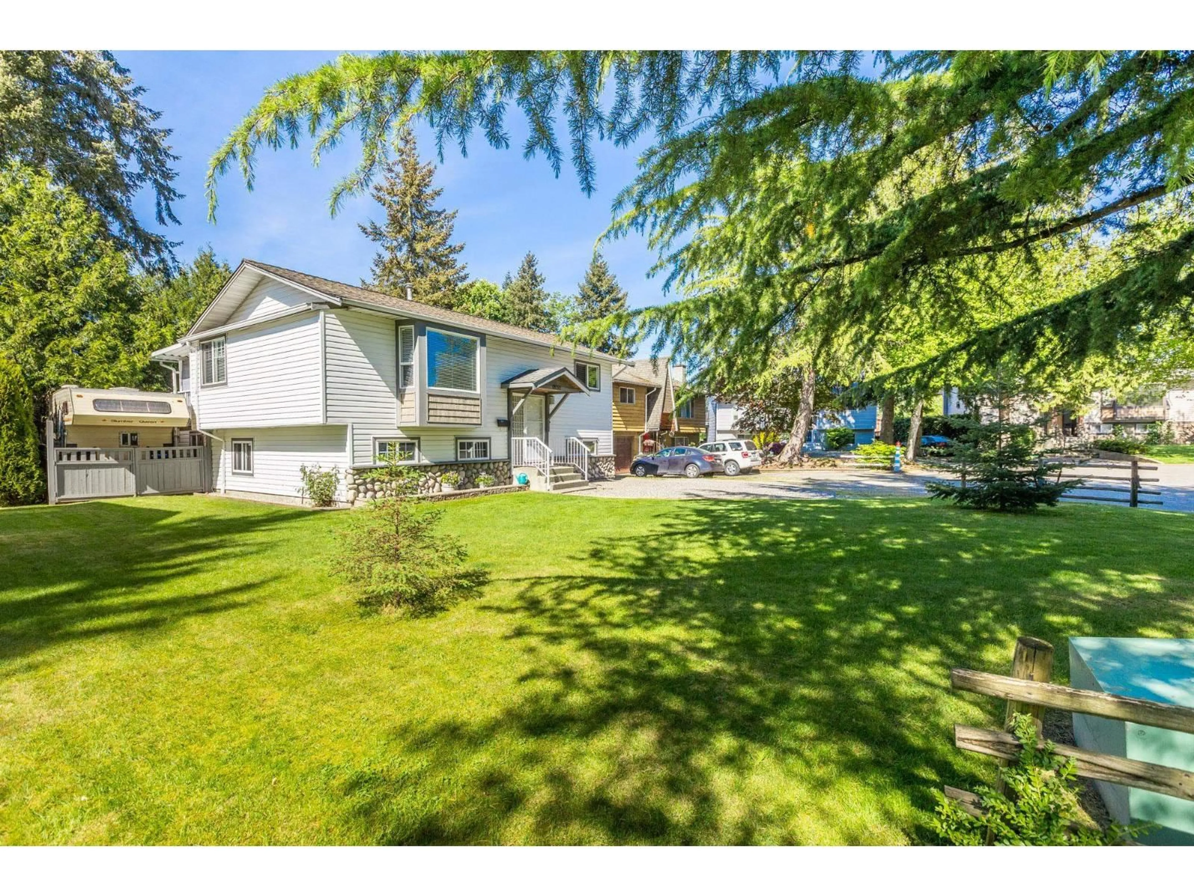 A pic from outside/outdoor area/front of a property/back of a property/a pic from drone, unknown for 18311 HUNTER PLACE, Surrey British Columbia V3S5C6