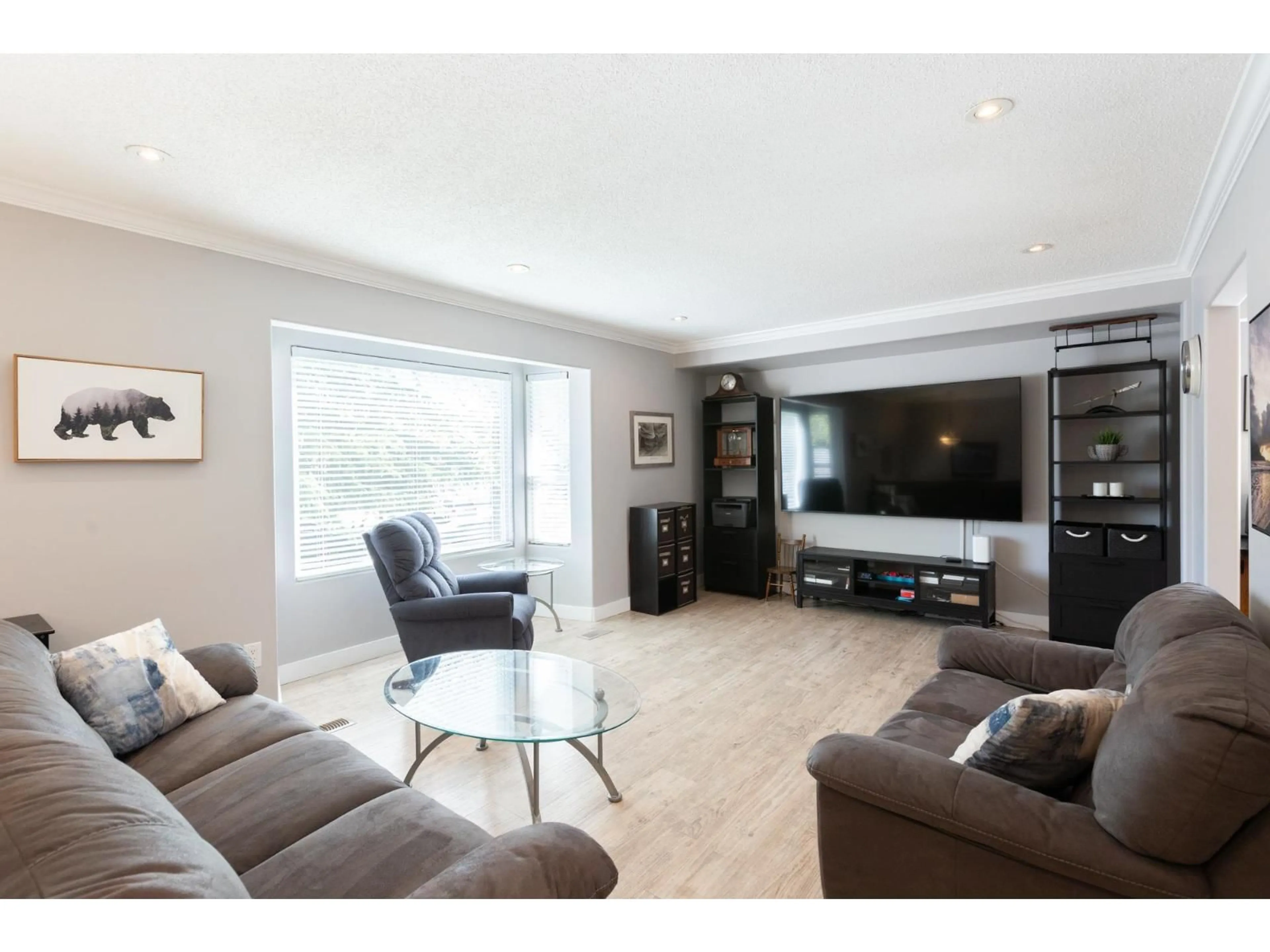 Living room with furniture, wood/laminate floor for 18311 HUNTER PLACE, Surrey British Columbia V3S5C6