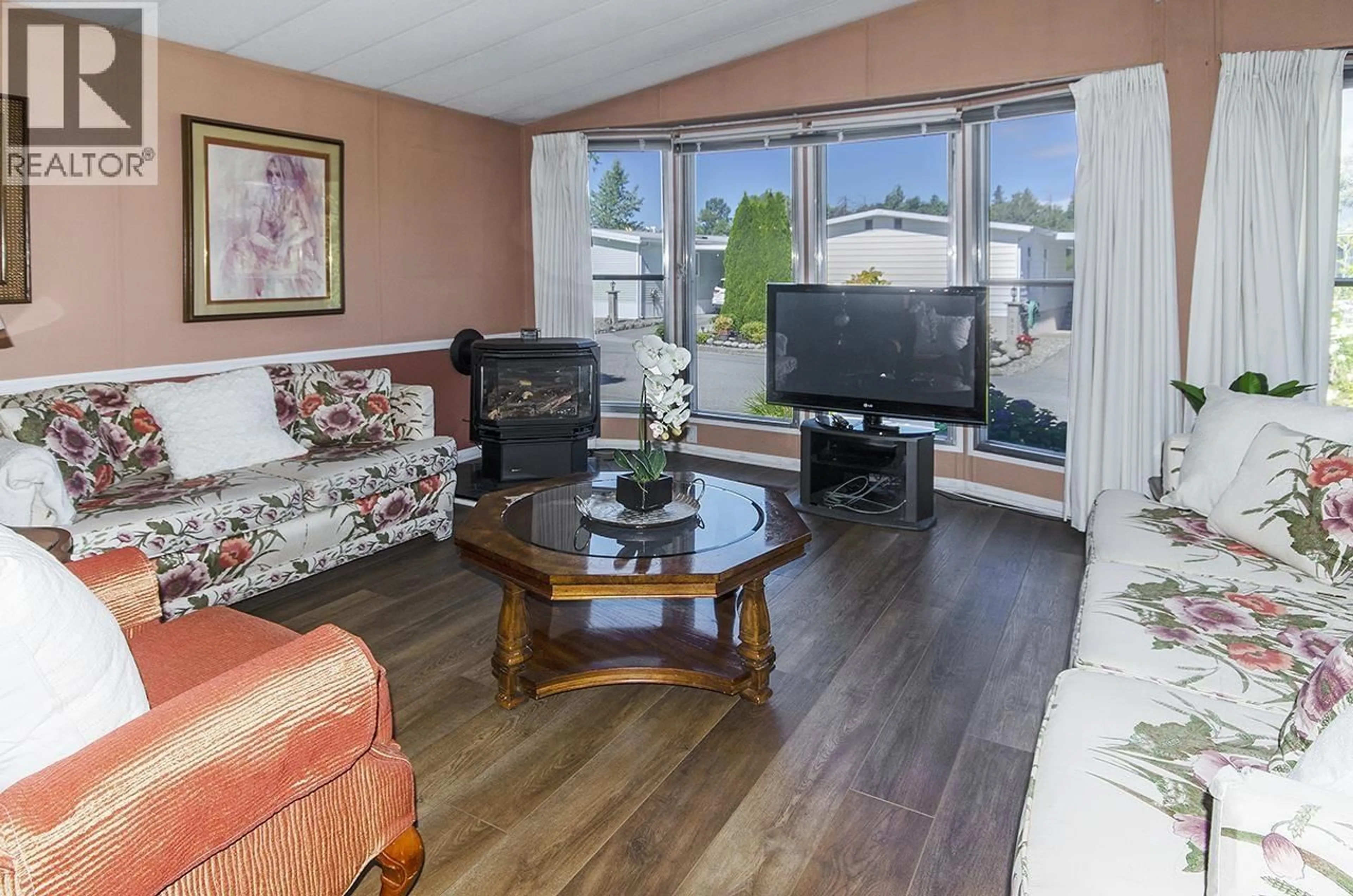 Living room with furniture, wood/laminate floor for 508 RAINDANCE COURT, West Vancouver British Columbia V7P1C3