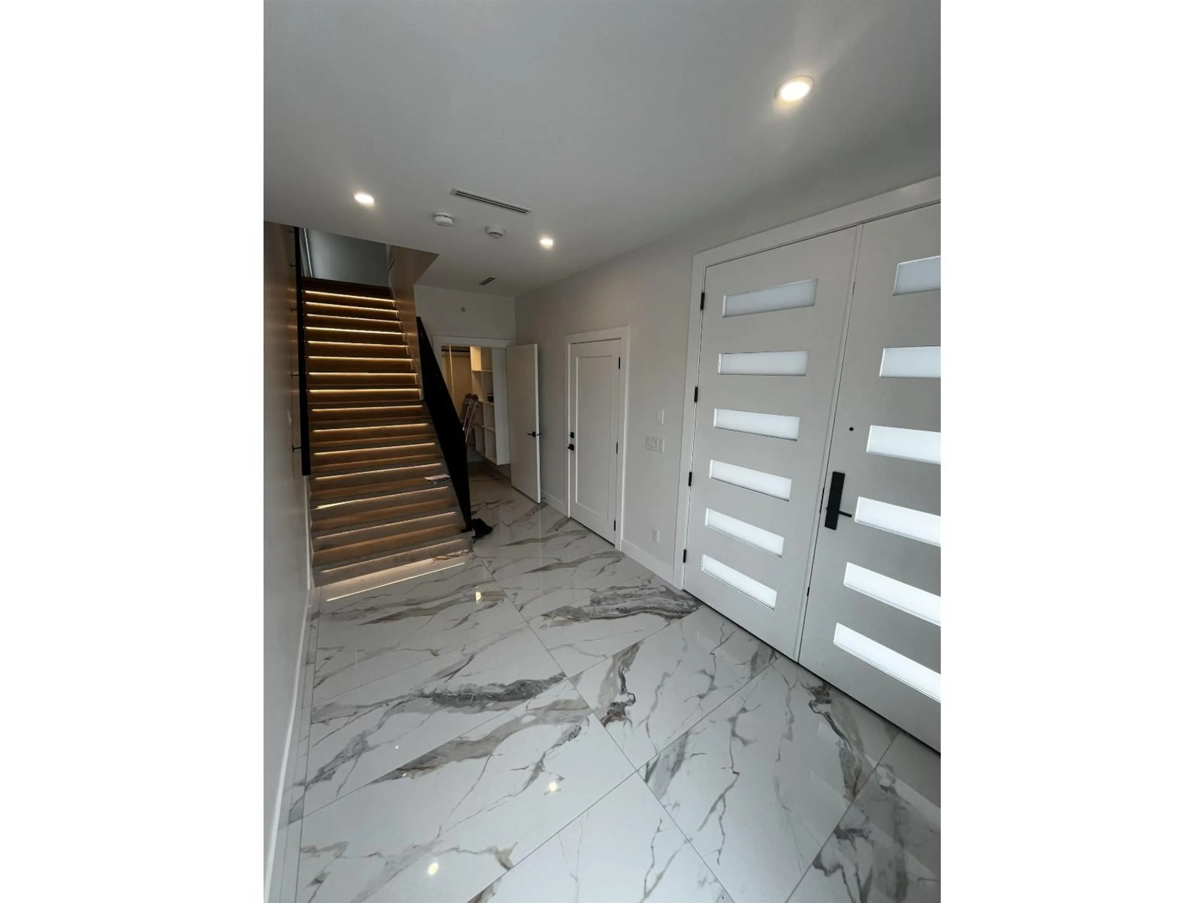 Indoor foyer for 8447 FOREST GATE DRIVE, Chilliwack British Columbia V4Z0C7