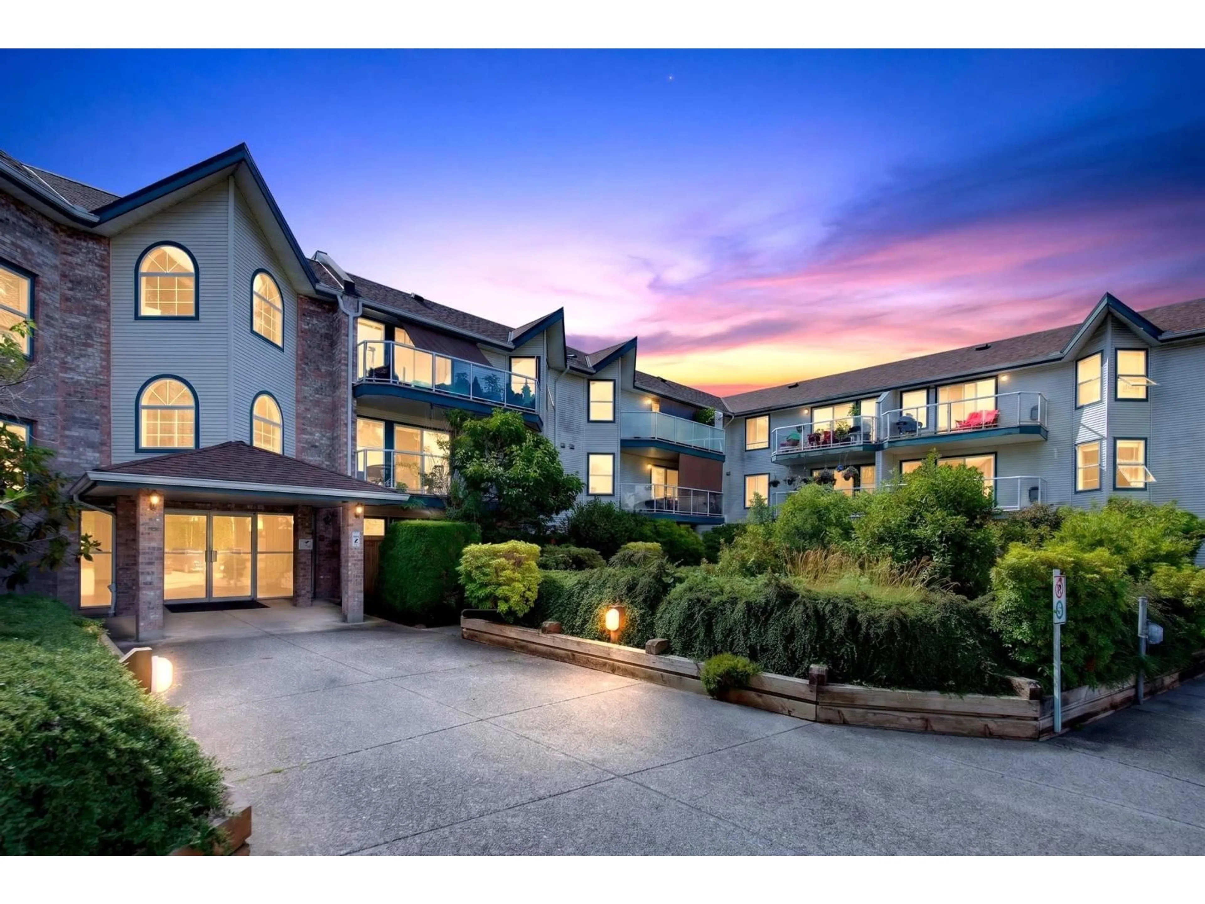 A pic from outside/outdoor area/front of a property/back of a property/a pic from drone, unknown for 220 - 27358 32 AVENUE, Langley British Columbia V4W3M5