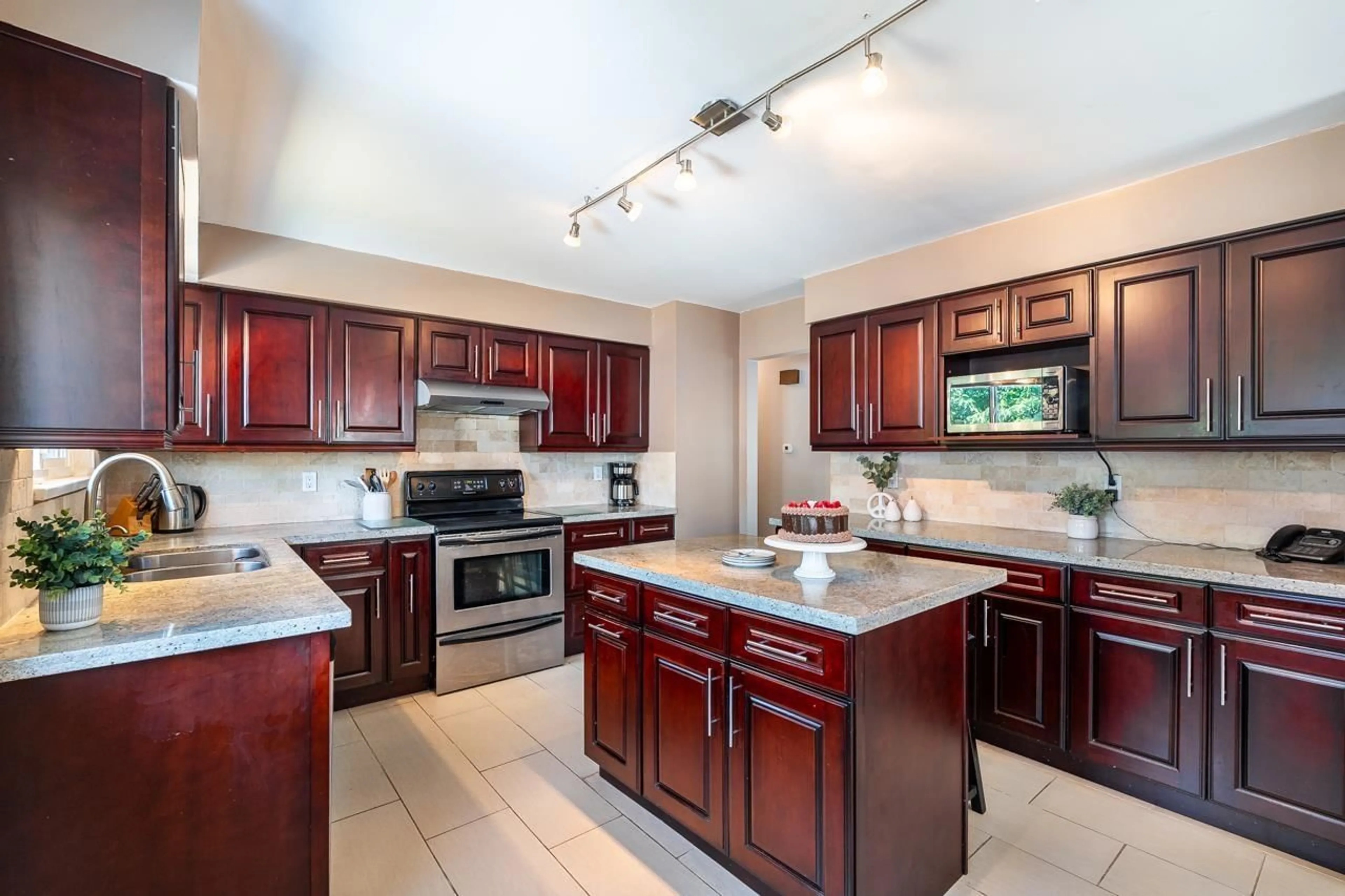 Open concept kitchen, ceramic/tile floor for 10867 64A AVENUE, Delta British Columbia V4E1E2