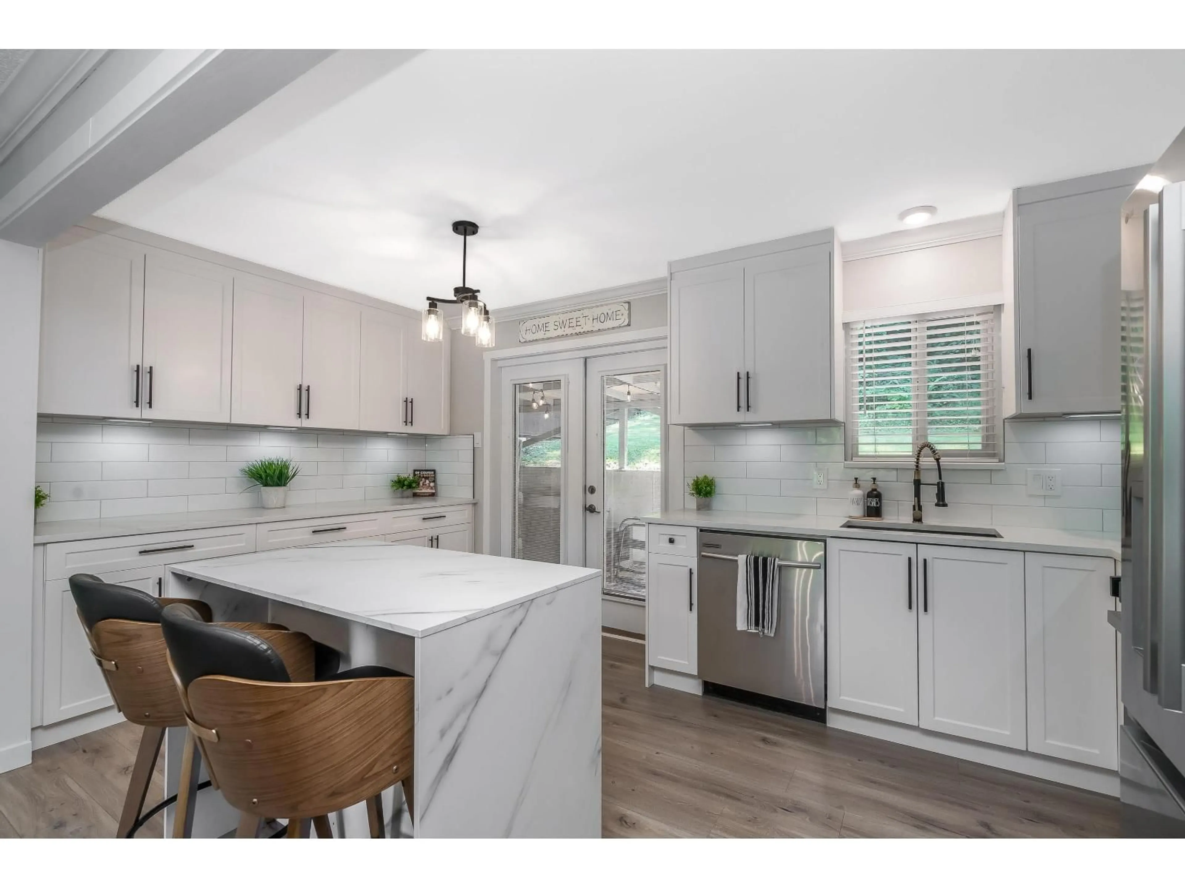 Open concept kitchen, ceramic/tile floor for 34898 LABURNUM AVENUE, Abbotsford British Columbia V2S5J4