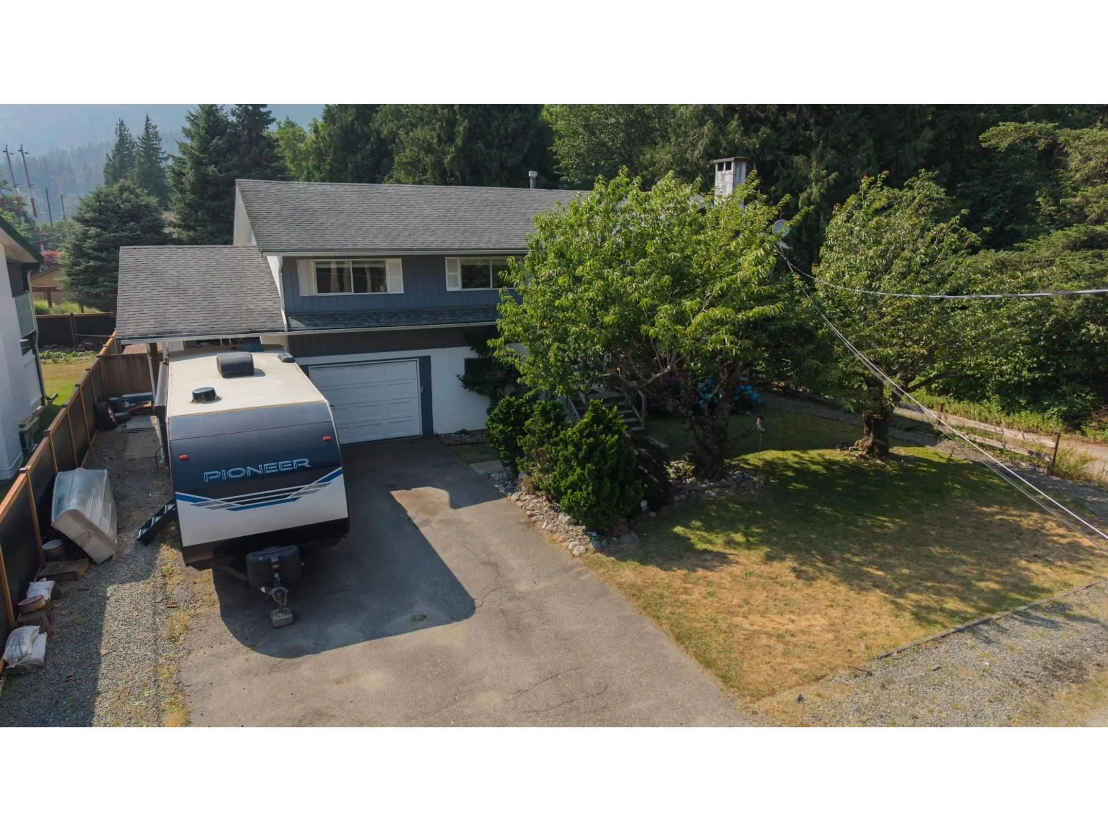 A pic from outside/outdoor area/front of a property/back of a property/a pic from drone, street for 450 WARDLE STREET, Hope British Columbia V0X1L0