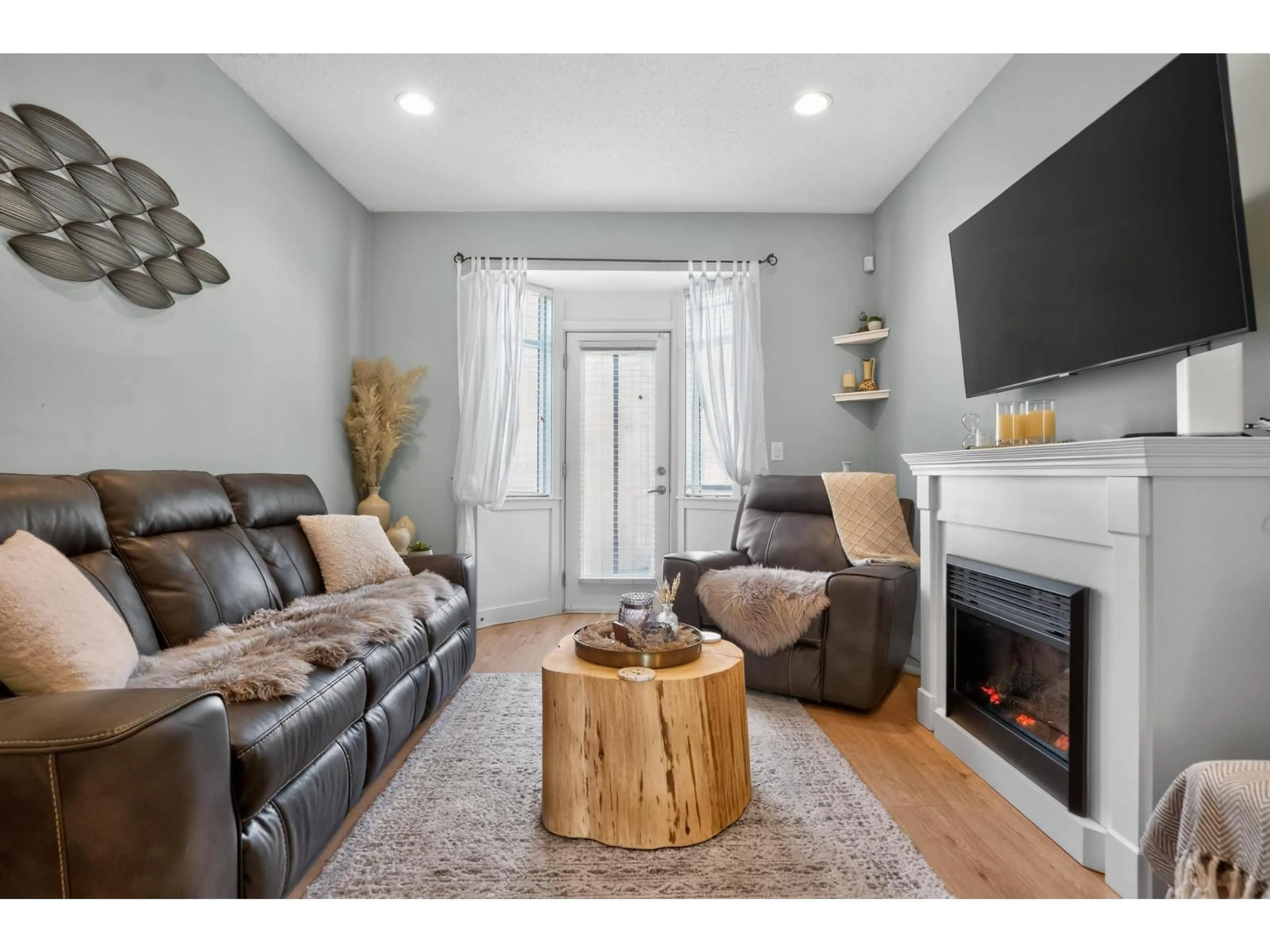 Living room with furniture, wood/laminate floor for 83 - 19551 66 AVENUE, Surrey British Columbia V4N0Z5