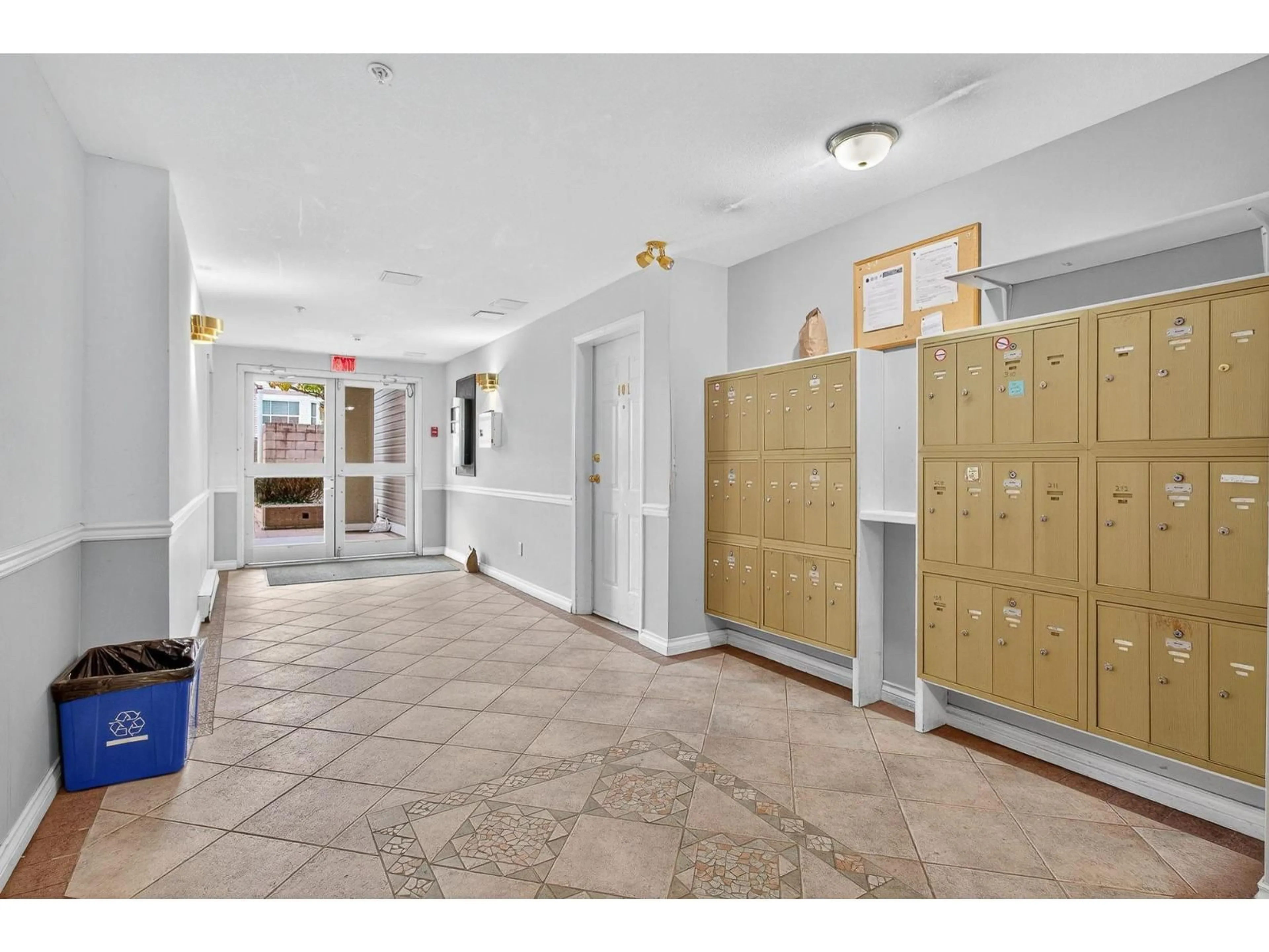 Indoor foyer for 303 - 12769 72 AVENUE, Surrey British Columbia V3W2M7