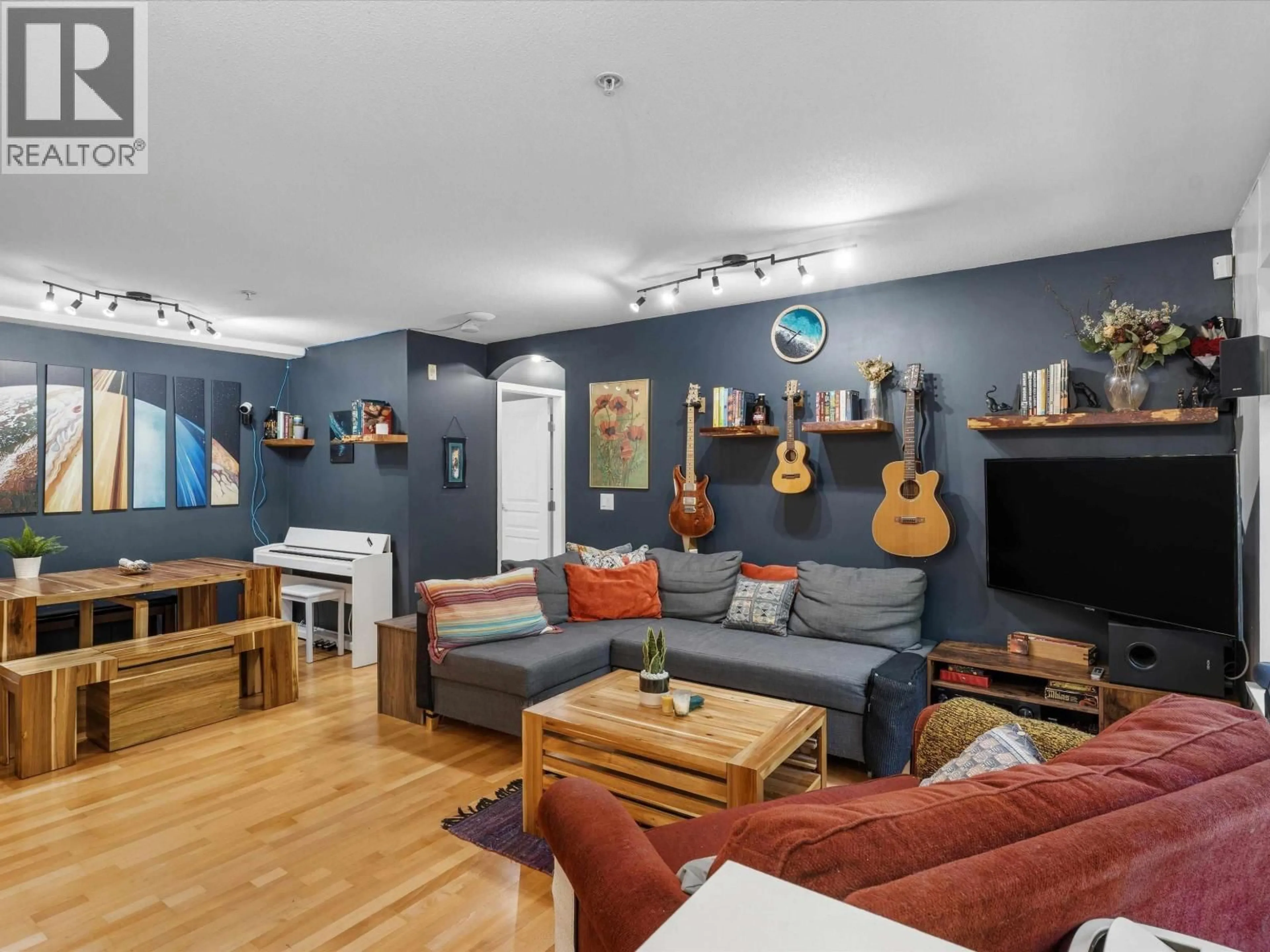 Living room with furniture, wood/laminate floor for 13 - 7488 SOUTHWYNDE AVENUE, Burnaby British Columbia V3N5C6