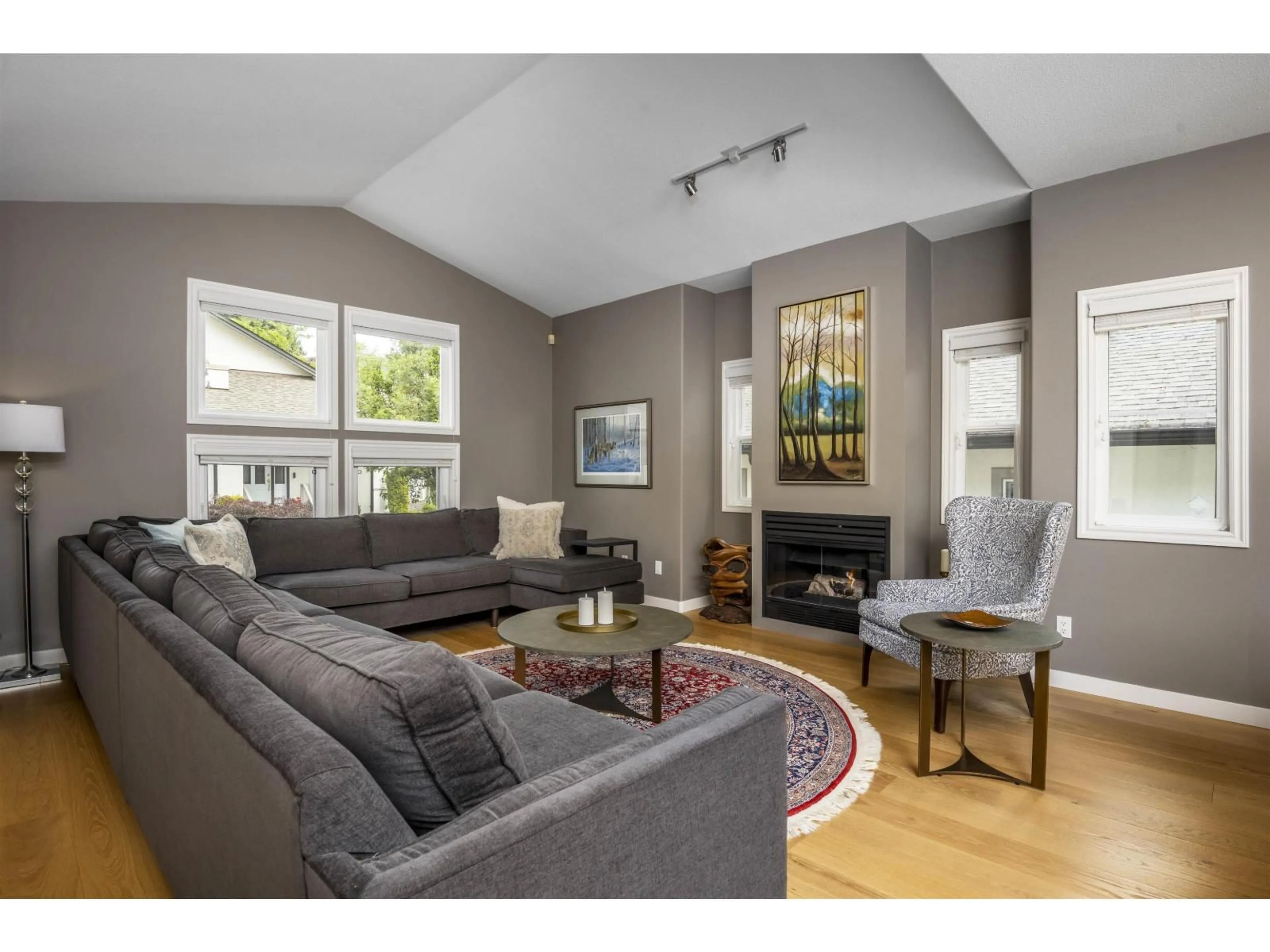 Living room with furniture, wood/laminate floor for 15 - 13911 16TH AVENUE, Surrey British Columbia V4A1P8