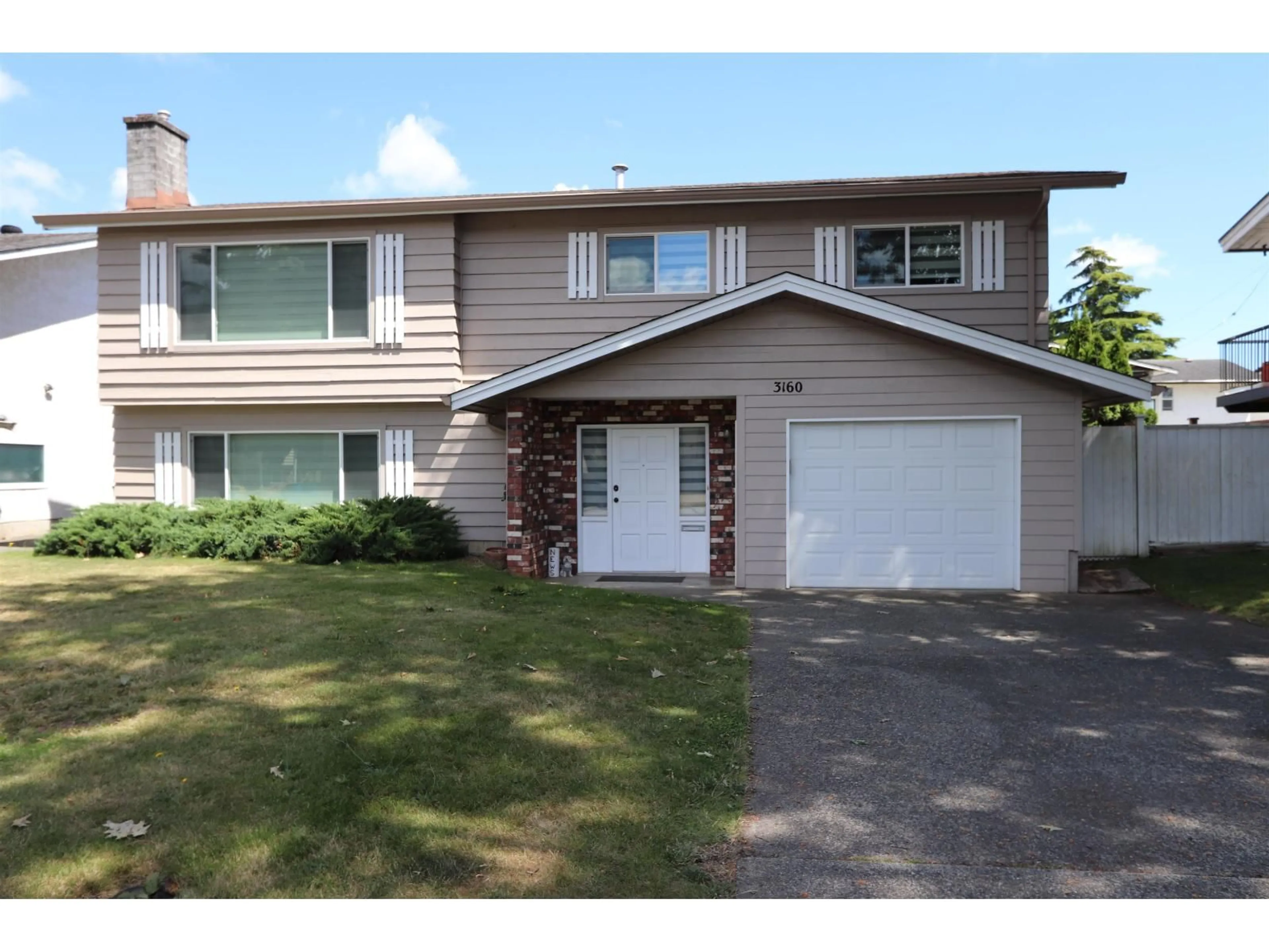 Home with vinyl exterior material, street for 3160 CONSORT COURT, Abbotsford British Columbia V2T4J5