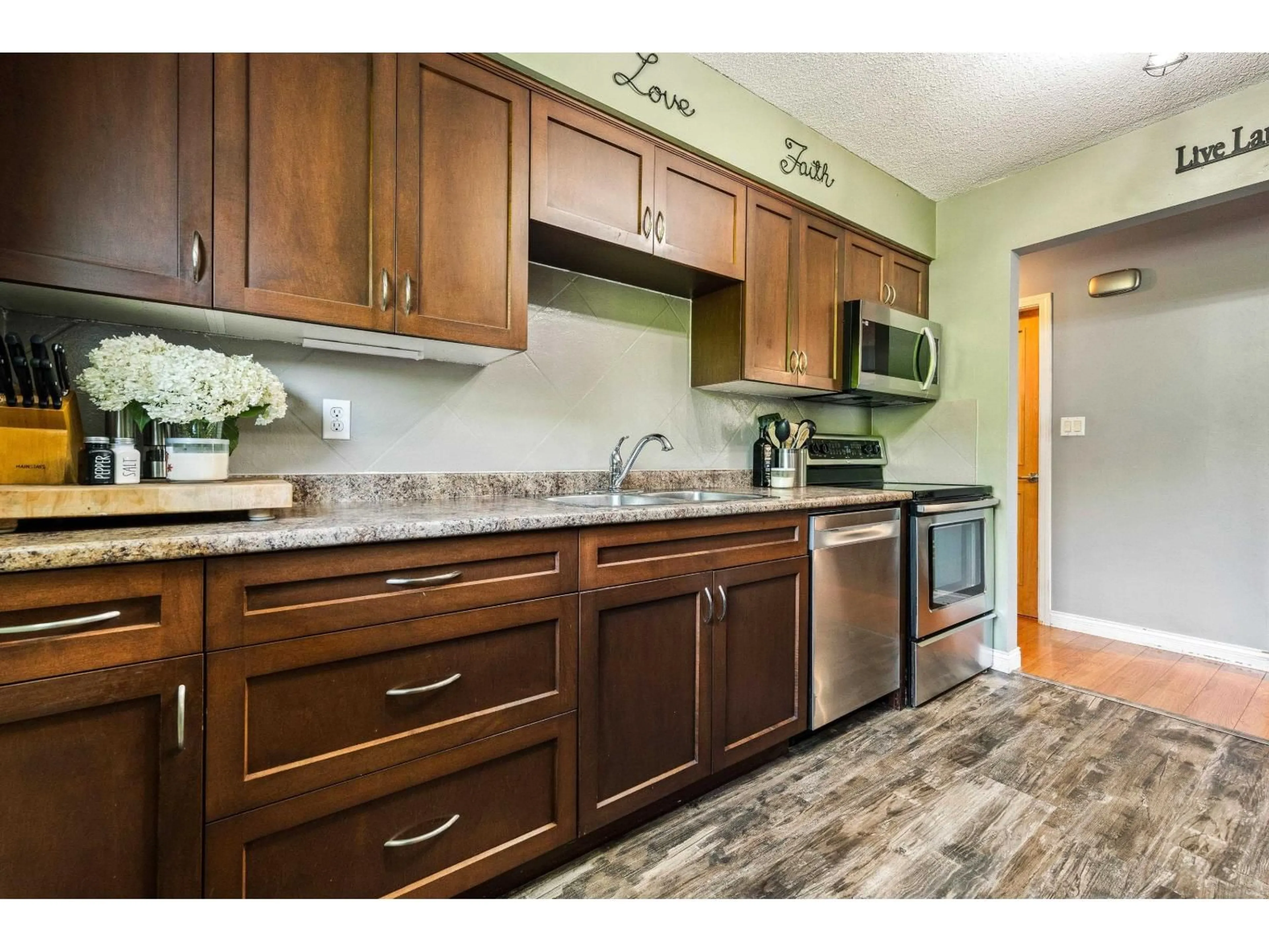 Standard kitchen, wood/laminate floor for 46670 BRICE ROAD, Chilliwack British Columbia V2P3V7