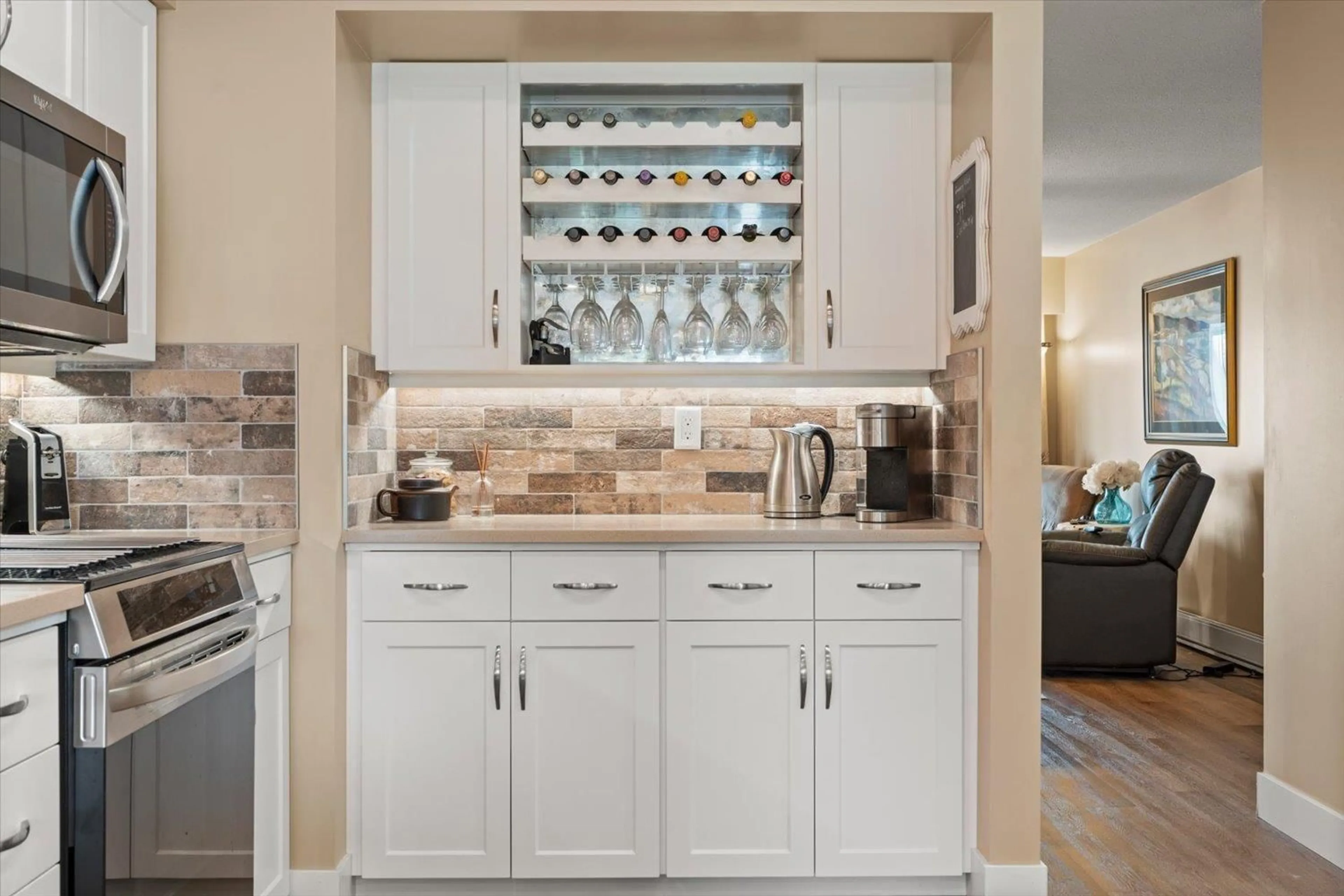 Contemporary kitchen, ceramic/tile floor for 220 - 32691 GARIBALDI DRIVE, Abbotsford British Columbia V2T5T7