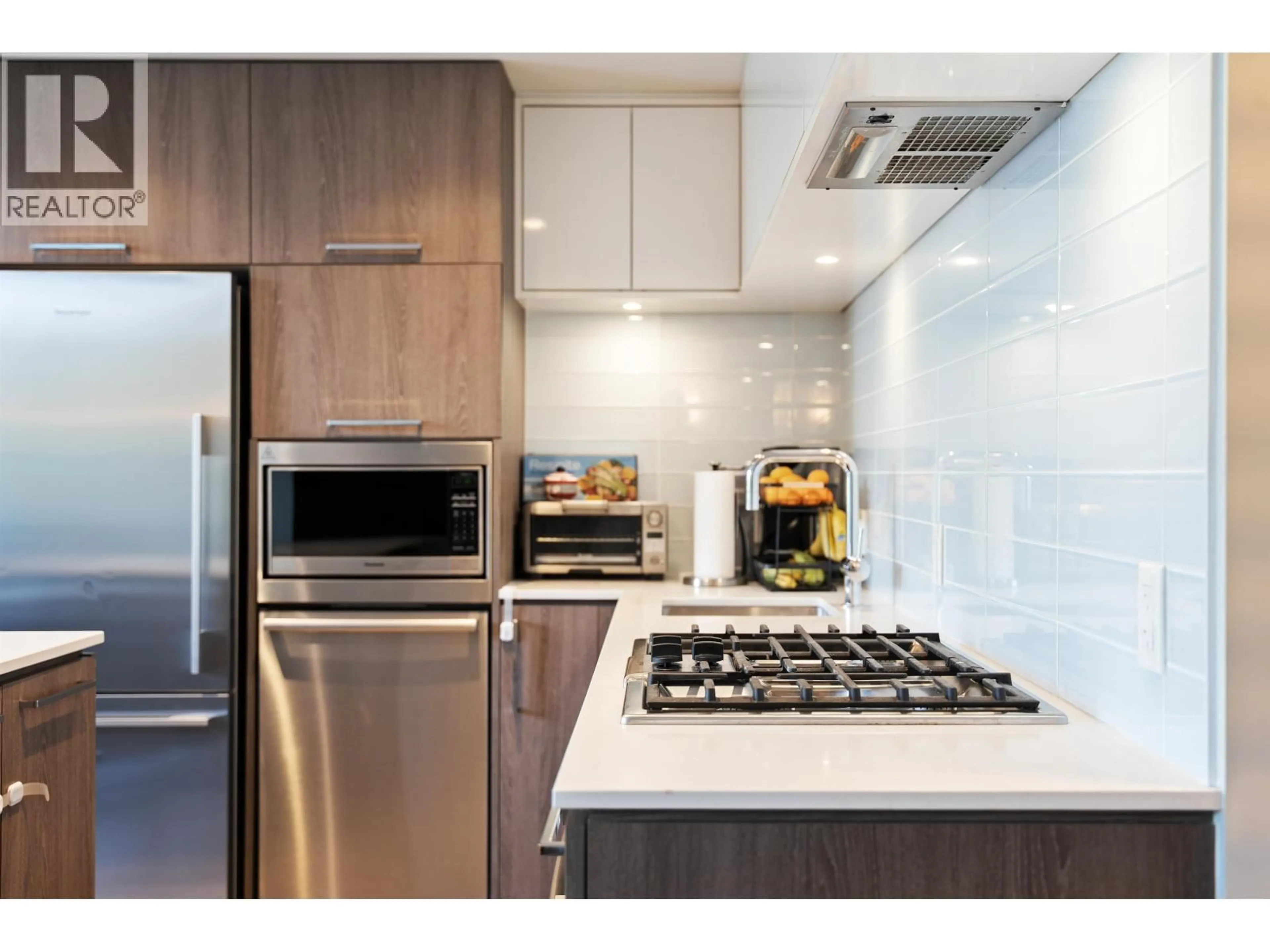Contemporary kitchen, unknown for 608 - 680 SEYLYNN CRESCENT, North Vancouver British Columbia V7J0B5